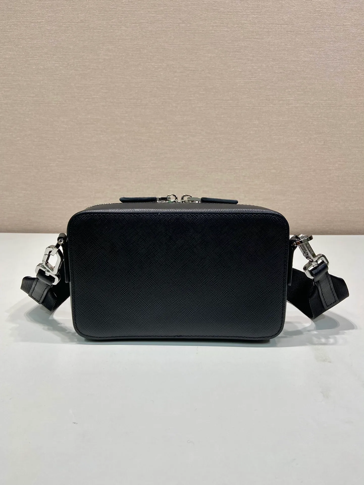 💰1120🎉New messenger bag🎉2VH173 cross pattern🎉👏 The contour lines of this 2024 Brique handbag are smooth and elegant, and the unique interwoven texture and wax ironing process of Saffiano leather add to the elegance and noble temperament. The detachable and adjustable shoulder strap features an enameled metal triangle logo for a stylish and versatile fit. It has a large capacity and is worth owning. Hurry up and get it🎉🎉Length 19x Height 11.5x Bottom 3.5cm🎉🎉👏👏