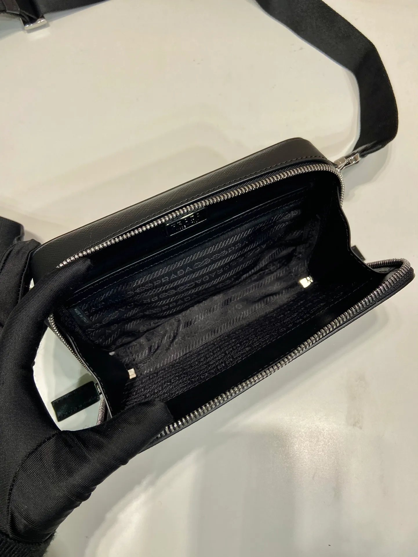 💰1120🎉New messenger bag🎉2VH173 cross pattern🎉👏 The contour lines of this 2024 Brique handbag are smooth and elegant, and the unique interwoven texture and wax ironing process of Saffiano leather add to the elegance and noble temperament. The detachable and adjustable shoulder strap features an enameled metal triangle logo for a stylish and versatile fit. It has a large capacity and is worth owning. Hurry up and get it🎉🎉Length 19x Height 11.5x Bottom 3.5cm🎉🎉👏👏