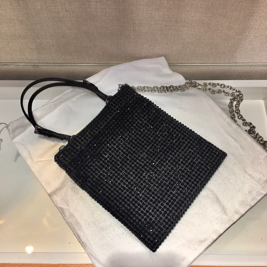 💰1020🎉Best model full of diamonds🎉1N6608, the most beautiful and sparkling rhinestone handbag/chain bag ؔ😘😘Imported rhinestone mesh. Shiny appearance. The blingbling effect under the night light is very eye-catching. The rate of return is very high🙈🙈Everyone will praise you wherever you take it😘This kind of sparkling diamond bag is also very easy to match with clothes, so cute and cool , suitable for any occasion, worth buying👍beauties😘 Length 18X height 20cm