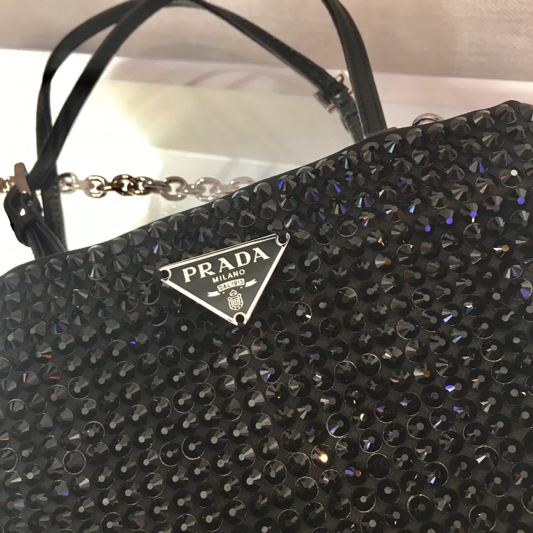 💰1020🎉Best model full of diamonds🎉1N6608, the most beautiful and sparkling rhinestone handbag/chain bag ؔ😘😘Imported rhinestone mesh. Shiny appearance. The blingbling effect under the night light is very eye-catching. The rate of return is very high🙈🙈Everyone will praise you wherever you take it😘This kind of sparkling diamond bag is also very easy to match with clothes, so cute and cool , suitable for any occasion, worth buying👍beauties😘 Length 18X height 20cm