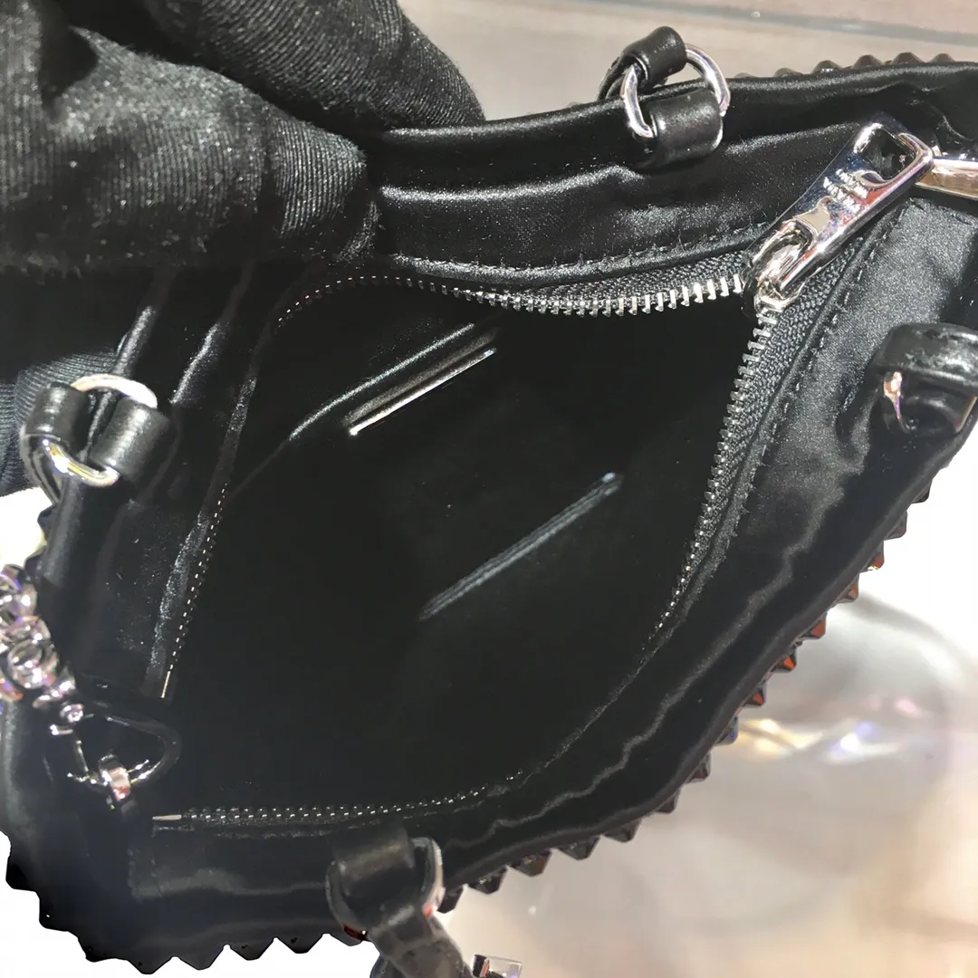 💰1020🎉Best model full of diamonds🎉1N6608, the most beautiful and sparkling rhinestone handbag/chain bag ؔ😘😘Imported rhinestone mesh. Shiny appearance. The blingbling effect under the night light is very eye-catching. The rate of return is very high🙈🙈Everyone will praise you wherever you take it😘This kind of sparkling diamond bag is also very easy to match with clothes, so cute and cool , suitable for any occasion, worth buying👍beauties😘 Length 18X height 20cm