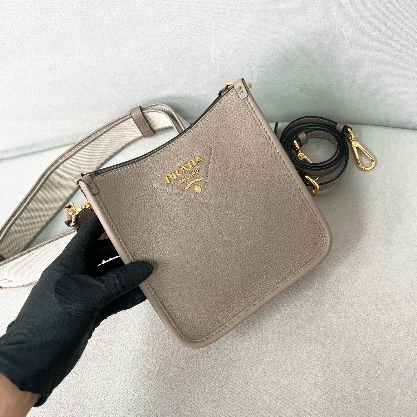 💰1600✨New product launch✨New grained cowhide leather shoulder bag 1BH191. Super light, super soft, I like it. Made of imported grained cowhide, soft and delicate, and feels great. Golden logo with triangular letters on the front. Magnetic buckle closure. Simple inside with plenty of card slots. Paired with double shoulder straps, fashionable, good-looking and versatile. This model has both functionality and modern fashion style. The details are perfectly comparable to ZG. Size: 20*19*6cm
