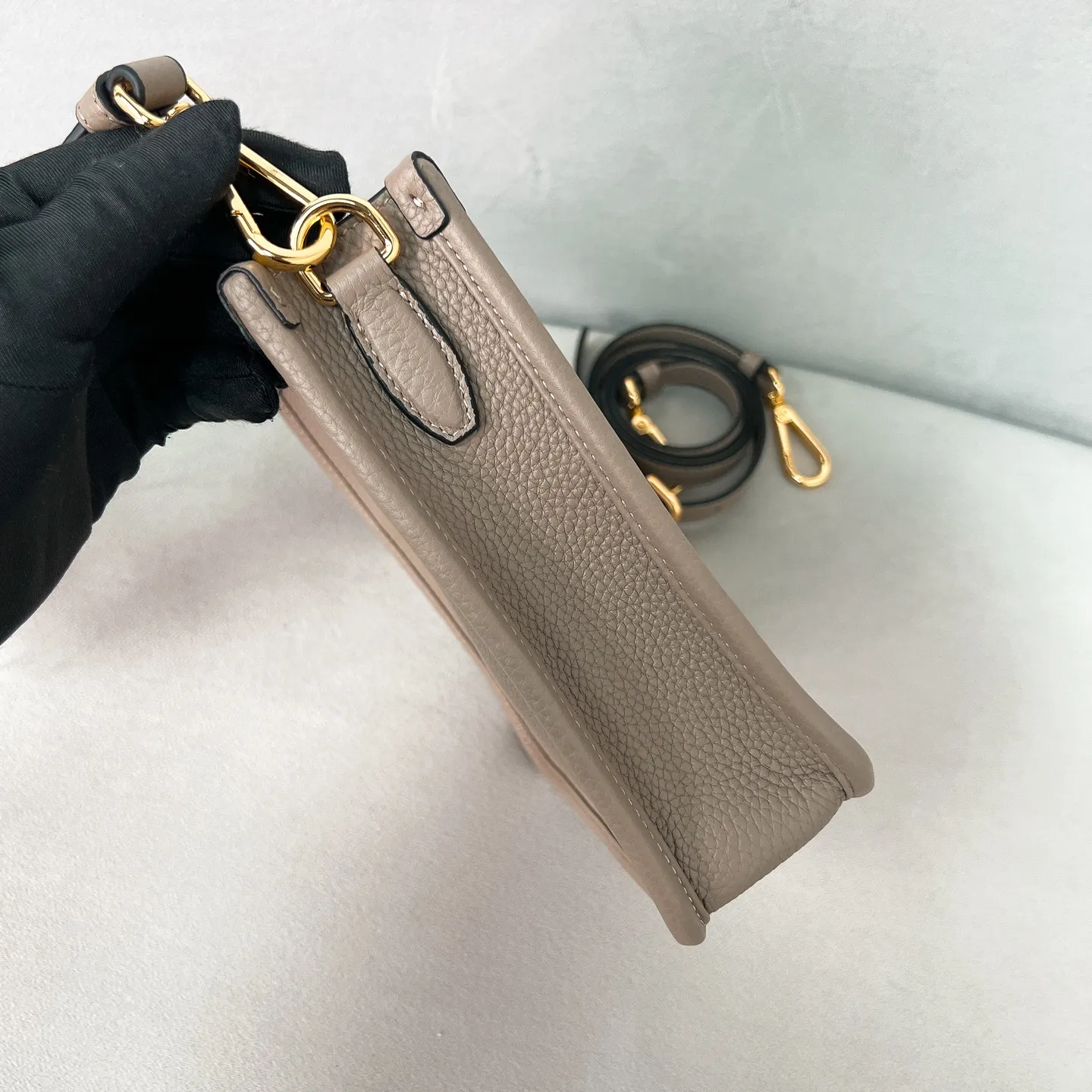 💰1600✨New product launch✨New grained cowhide leather shoulder bag 1BH191. Super light, super soft, I like it. Made of imported grained cowhide, soft and delicate, and feels great. Golden logo with triangular letters on the front. Magnetic buckle closure. Simple inside with plenty of card slots. Paired with double shoulder straps, fashionable, good-looking and versatile. This model has both functionality and modern fashion style. The details are perfectly comparable to ZG. Size: 20*19*6cm