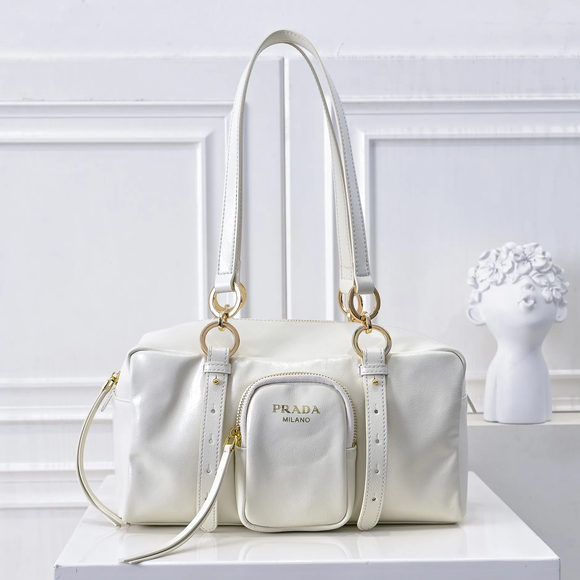 💰460￥🎉PRADA25 spring new waxed leather🎉 This new square handbag is made of soft waxed leather with a retro feel. Retro metal hardware and zipper pockets with archive elements highlight the retro charm. It has a large capacity and can be carried by hand or shoulder strap. The upper body effect is fashionable and towering. It is also a popular style that will never go out of style. Get it now🎉 Style number: 7043 Dimensions: length 30x height 15x bottom 15.5cm🎉🎉🎉 Material: waxed cowhide
