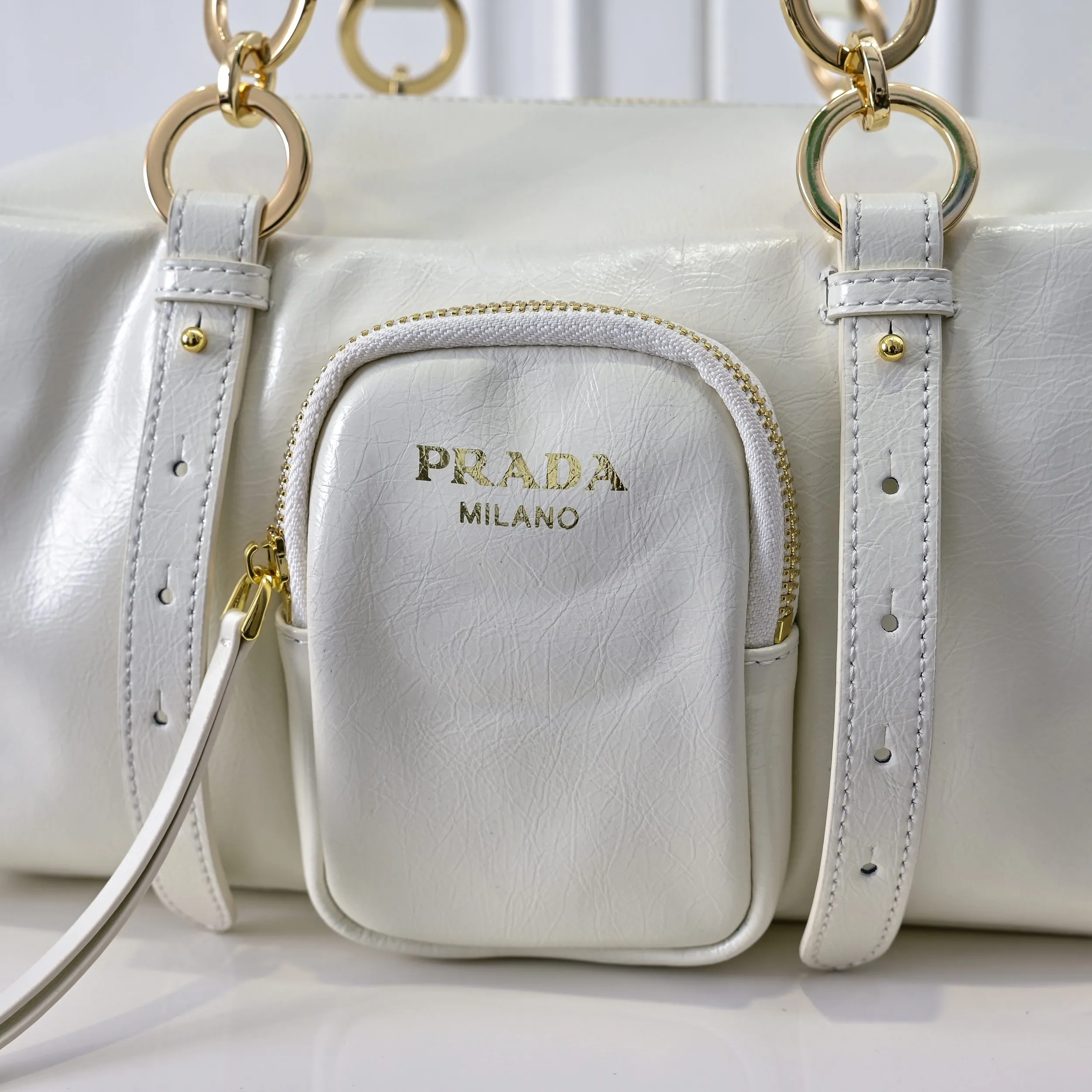 💰460￥🎉PRADA25 spring new waxed leather🎉 This new square handbag is made of soft waxed leather with a retro feel. Retro metal hardware and zipper pockets with archive elements highlight the retro charm. It has a large capacity and can be carried by hand or shoulder strap. The upper body effect is fashionable and towering. It is also a popular style that will never go out of style. Get it now🎉 Style number: 7043 Dimensions: length 30x height 15x bottom 15.5cm🎉🎉🎉 Material: waxed cowhide
