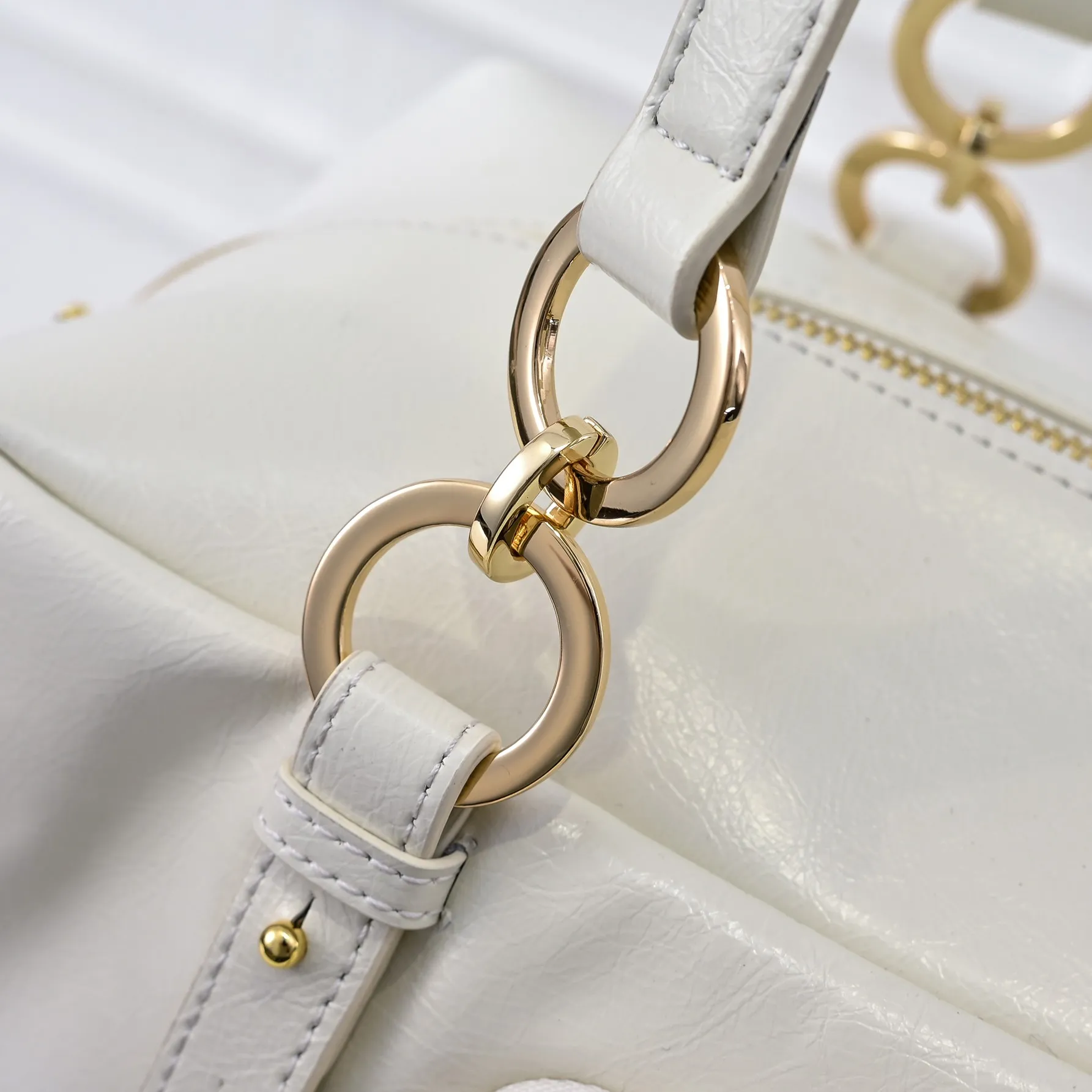 💰460￥🎉PRADA25 spring new waxed leather🎉 This new square handbag is made of soft waxed leather with a retro feel. Retro metal hardware and zipper pockets with archive elements highlight the retro charm. It has a large capacity and can be carried by hand or shoulder strap. The upper body effect is fashionable and towering. It is also a popular style that will never go out of style. Get it now🎉 Style number: 7043 Dimensions: length 30x height 15x bottom 15.5cm🎉🎉🎉 Material: waxed cowhide
