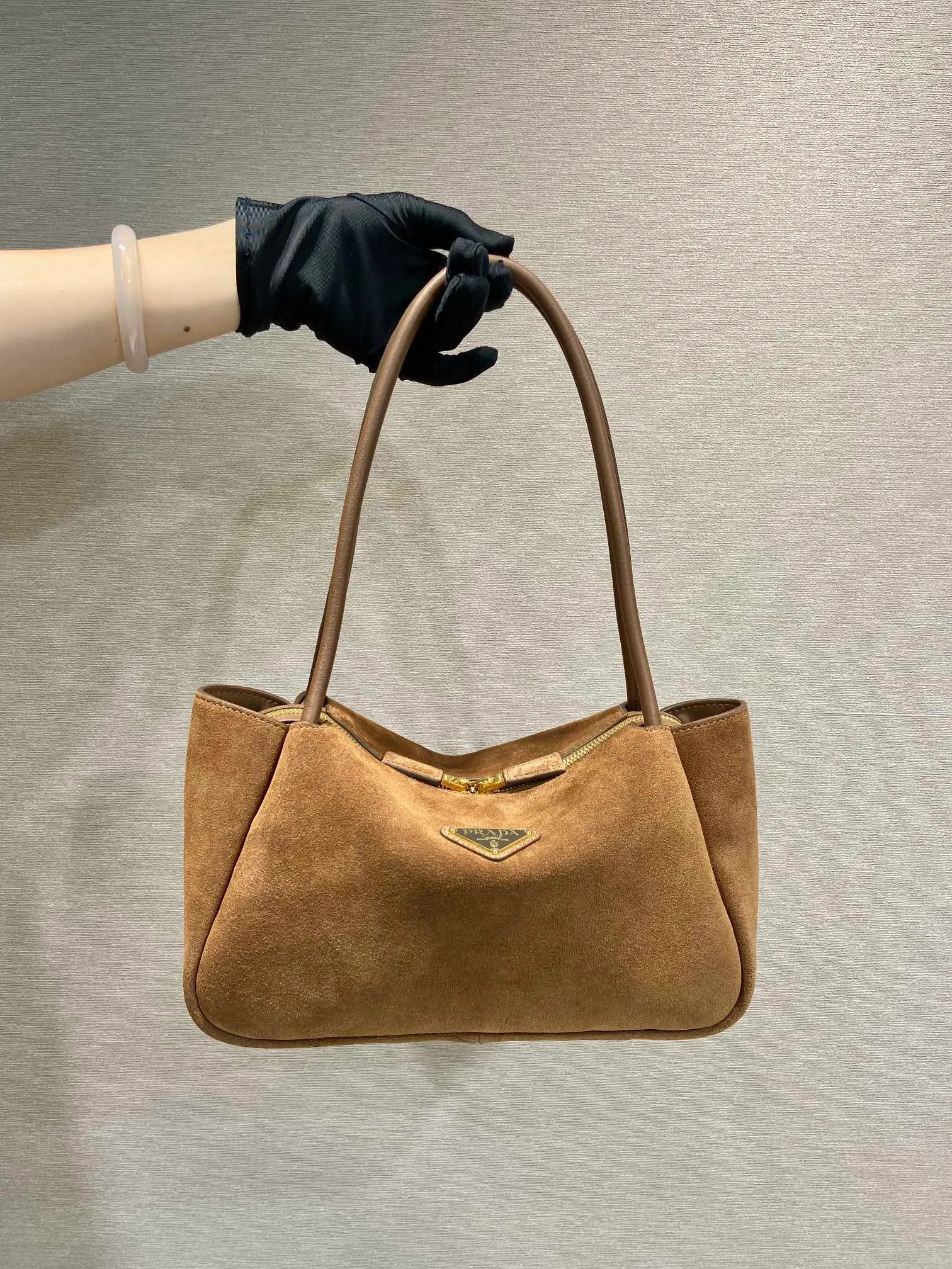 💰1440🎉New product🎉1BA444 shoulder style/nubuck leather🎉🎉 This shoulder style is made of frosted leather and top-grade hardware. It can be carried by hand or carried on the shoulder. It is equipped with 2 compartments. It has a large capacity, is simple and practical, and has a beautiful upper body effect. Babies. Get it now🎉🎉 Length 28x Height 18x ​​Bottom 11cm🎉🎉🎉👏👏👏