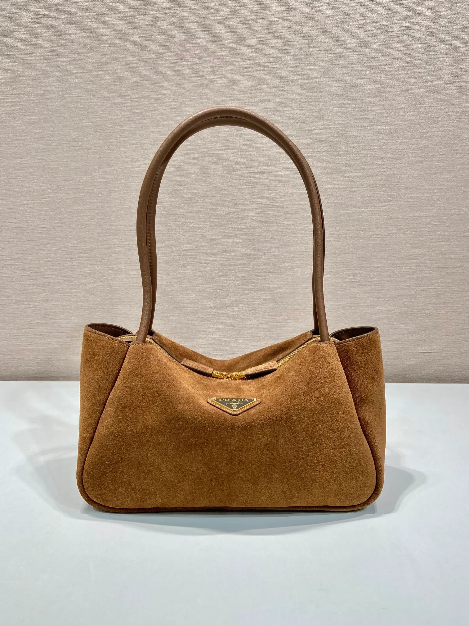 💰1440🎉New product🎉1BA444 shoulder style/nubuck leather🎉🎉 This shoulder style is made of frosted leather and top-grade hardware. It can be carried by hand or carried on the shoulder. It is equipped with 2 compartments. It has a large capacity, is simple and practical, and has a beautiful upper body effect. Babies. Get it now🎉🎉 Length 28x Height 18x ​​Bottom 11cm🎉🎉🎉👏👏👏