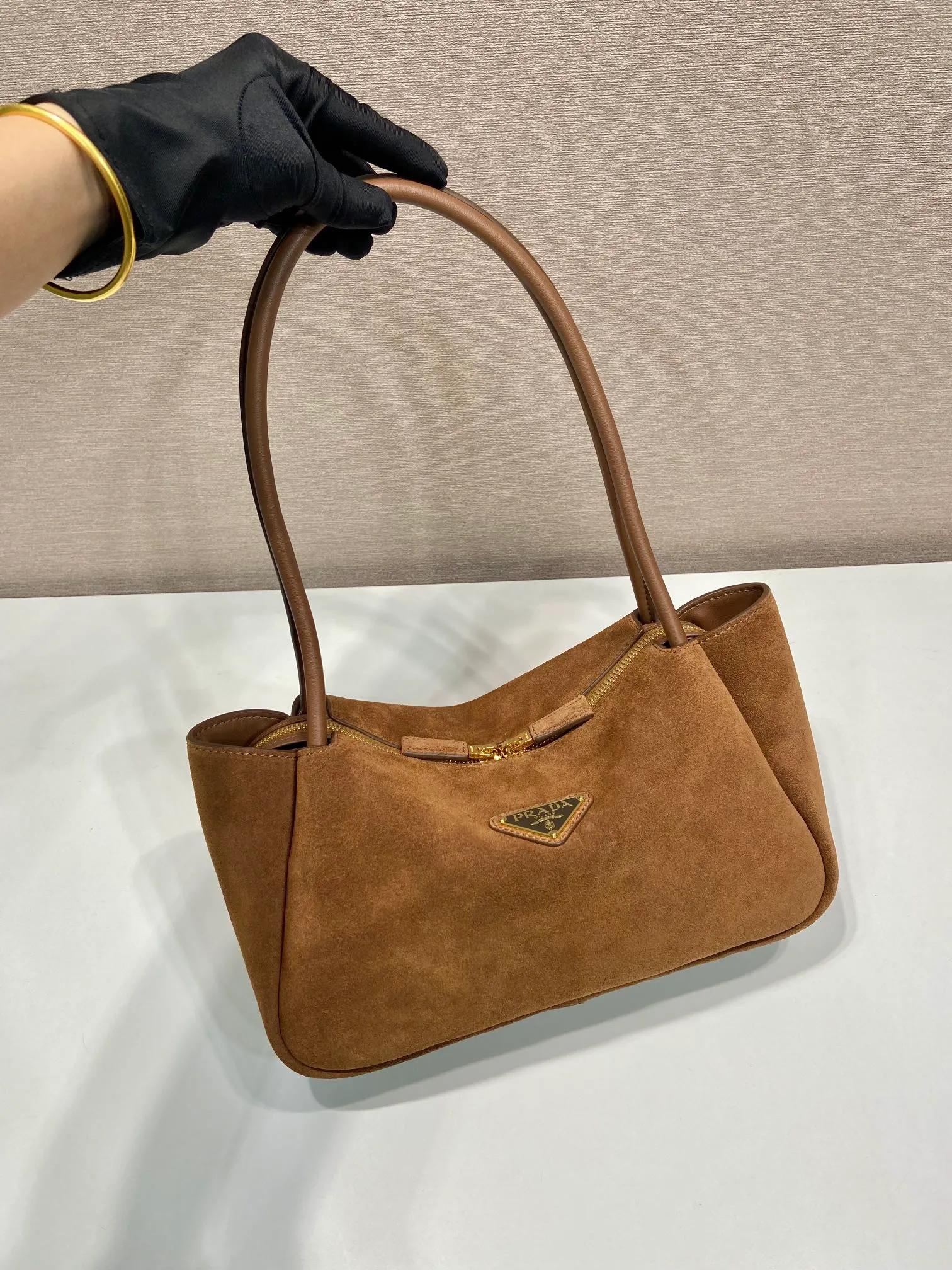 💰1440🎉New product🎉1BA444 shoulder style/nubuck leather🎉🎉 This shoulder style is made of frosted leather and top-grade hardware. It can be carried by hand or carried on the shoulder. It is equipped with 2 compartments. It has a large capacity, is simple and practical, and has a beautiful upper body effect. Babies. Get it now🎉🎉 Length 28x Height 18x ​​Bottom 11cm🎉🎉🎉👏👏👏