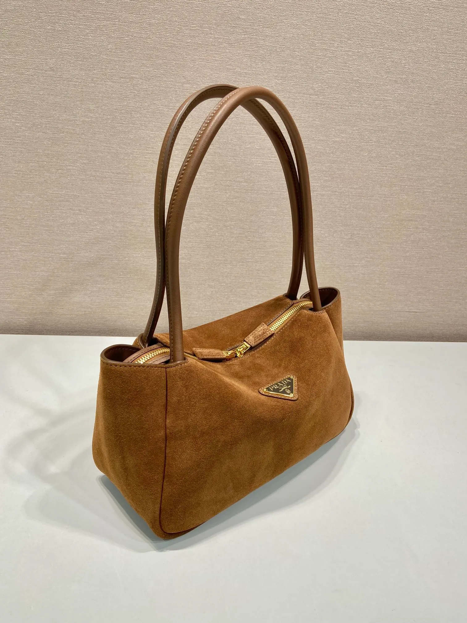 💰1440🎉New product🎉1BA444 shoulder style/nubuck leather🎉🎉 This shoulder style is made of frosted leather and top-grade hardware. It can be carried by hand or carried on the shoulder. It is equipped with 2 compartments. It has a large capacity, is simple and practical, and has a beautiful upper body effect. Babies. Get it now🎉🎉 Length 28x Height 18x ​​Bottom 11cm🎉🎉🎉👏👏👏