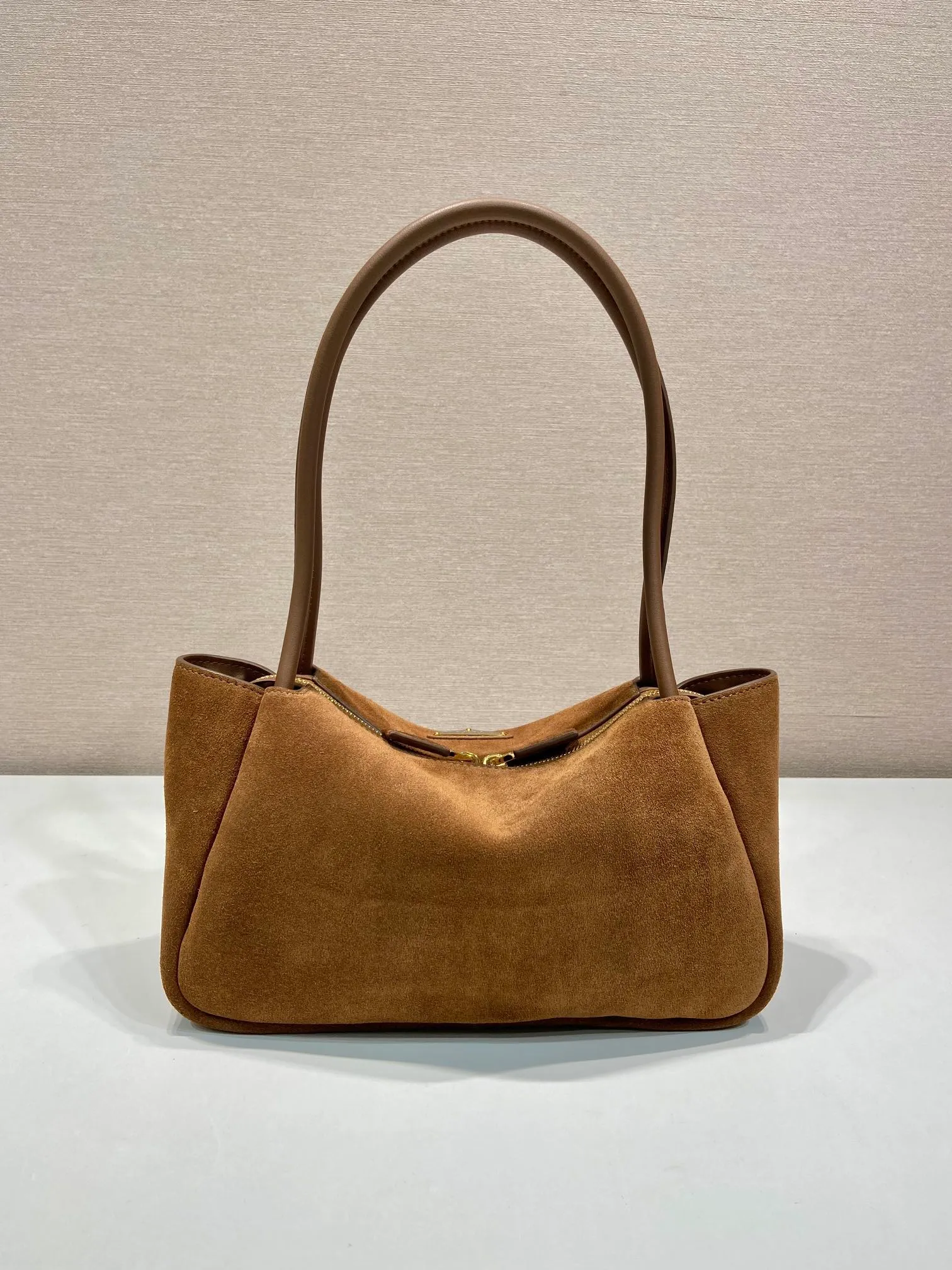 💰1440🎉New product🎉1BA444 shoulder style/nubuck leather🎉🎉 This shoulder style is made of frosted leather and top-grade hardware. It can be carried by hand or carried on the shoulder. It is equipped with 2 compartments. It has a large capacity, is simple and practical, and has a beautiful upper body effect. Babies. Get it now🎉🎉 Length 28x Height 18x ​​Bottom 11cm🎉🎉🎉👏👏👏