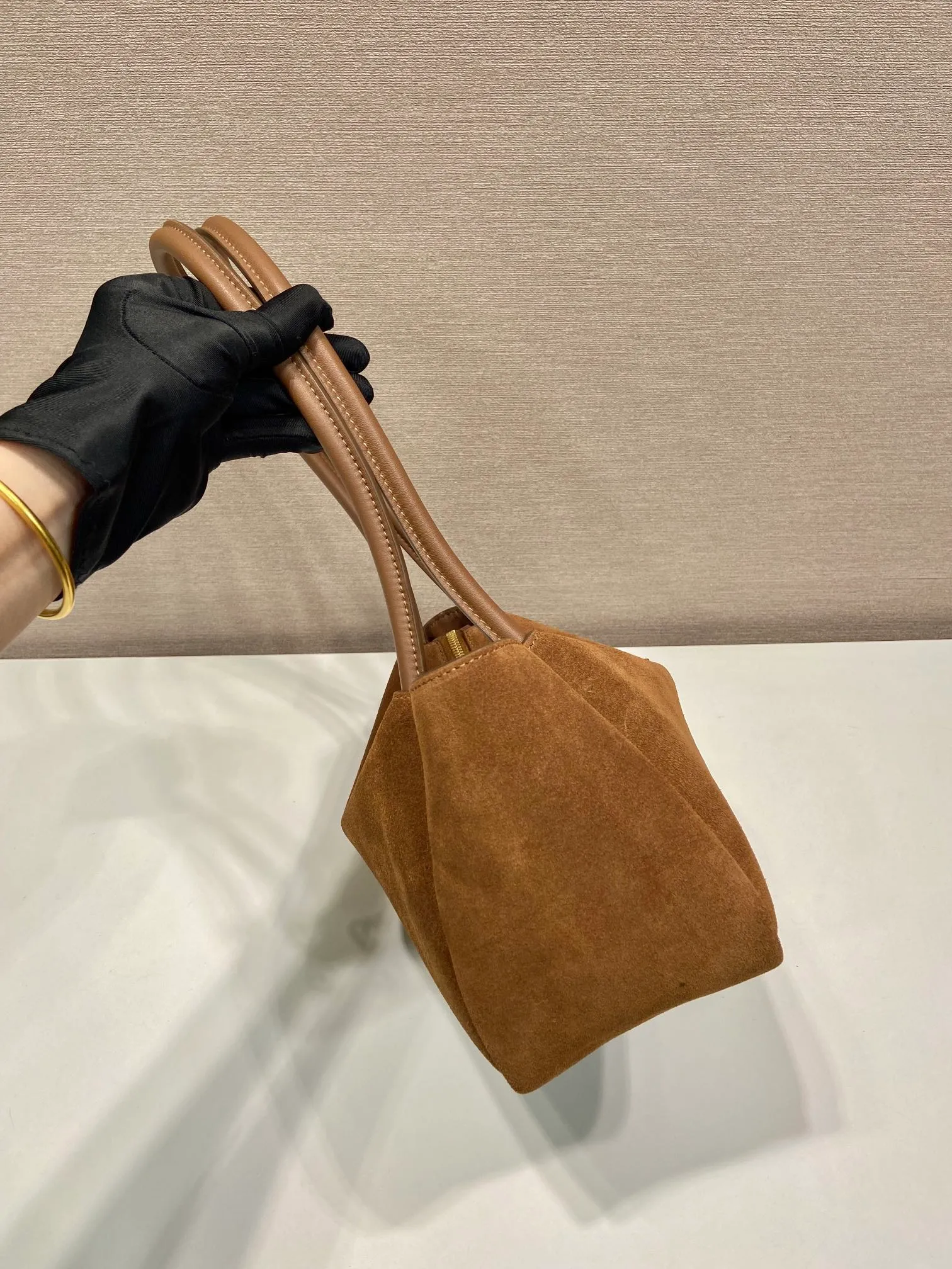 💰1440🎉New product🎉1BA444 shoulder style/nubuck leather🎉🎉 This shoulder style is made of frosted leather and top-grade hardware. It can be carried by hand or carried on the shoulder. It is equipped with 2 compartments. It has a large capacity, is simple and practical, and has a beautiful upper body effect. Babies. Get it now🎉🎉 Length 28x Height 18x ​​Bottom 11cm🎉🎉🎉👏👏👏