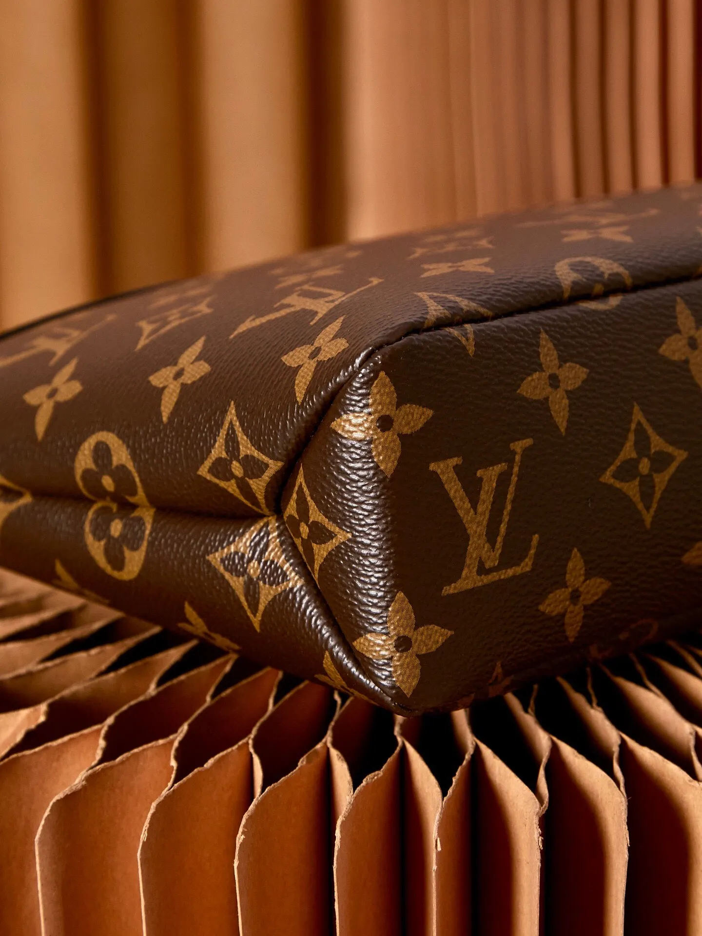 P¥460👉nfc163C01 dynamic chip version👈【Top inspection-free all-steel hardware】M82543 POCHETTE VOYAGE SOUPLE Clutch Pochette Voyage Souple Clutch is made of soft Monogram Eclipse coated canvas, and outlines the classic Pochette Voyage Clutch lines with rounded strokes, bringing a comfortable travel experience. M82543 Full leather embossed, black floral black leather, black grid black leather, presbyopic black leather, Pila brand front compartment clutch, small clutch oo [handshake] [handshake] Slim configuration with zipper compartment and magnetic back pocket. 32 x 21 x 8 cm (length x height x width)