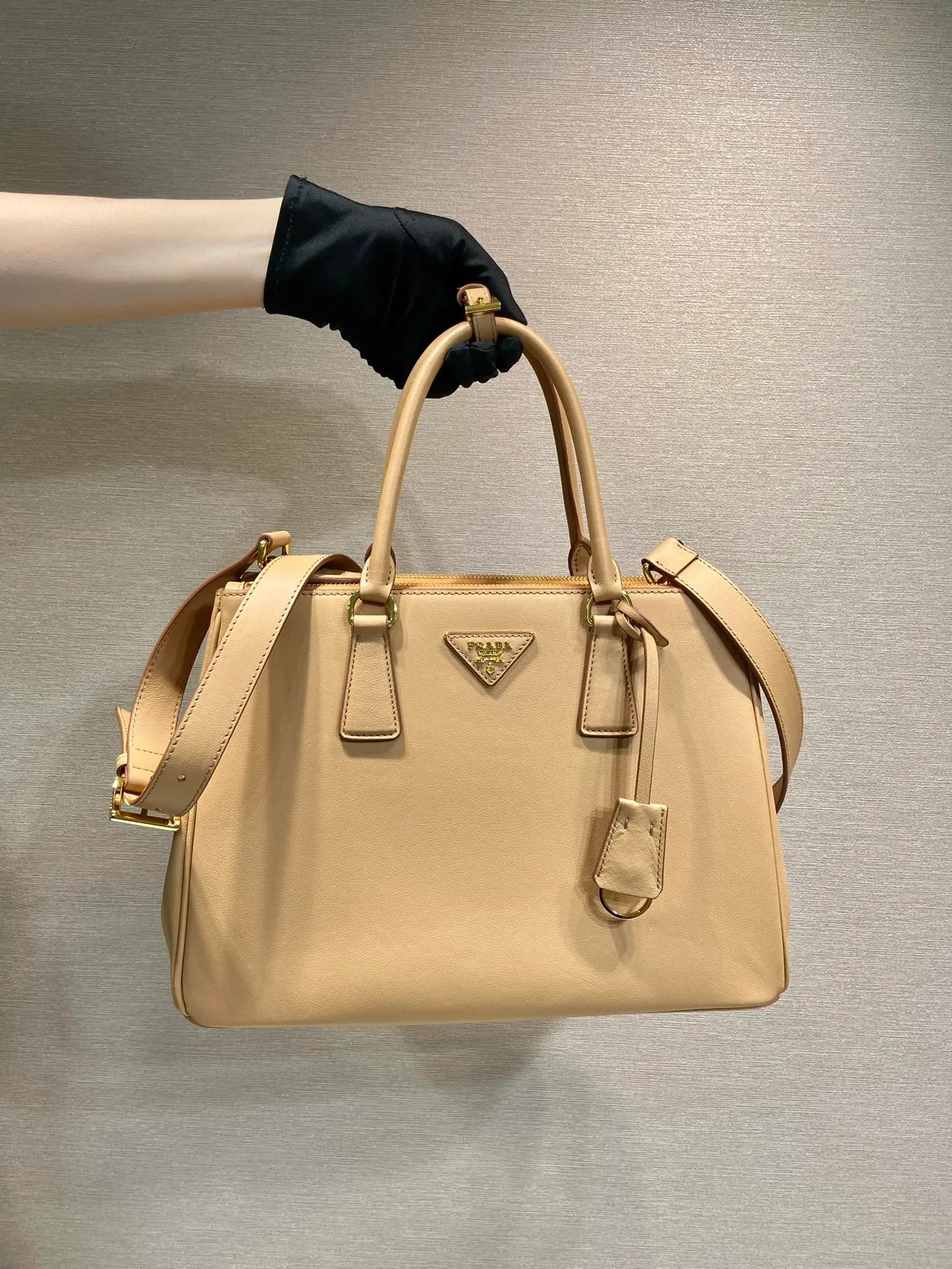 💰2040🎉New killer bag🎉1BA274 large plain style🎉🎉 This classic popular style is designed with new material calfskin and interior lambskin🎉🎉Featuring classic three compartments and gold metal hardware accessories, Equipped with a detachable calfskin long shoulder strap, it can be carried by hand or shoulder. It is practical and fashionable. Baby, hurry up and get it🎉🎉 Length 32x Height 22.5x Bottom 13.5cm🎉🎉🎉💰💰💰