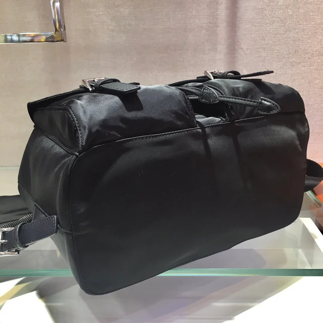💰1120🎉New Backpack🎉1BZ811👍👍This nylon backpack is trimmed with exquisite Saffiano leather, a blend of multiple materials, and decorated with a triangle logo, highlighting fashionable elegance. It also comes with a detachable small handbag😘😘Lightweight and practical, the upper body effect is super stylish, and it can be matched at will😘😘Fully upgraded nylon fabric👍👍Length 30x Height 32x Bottom 15cm👏👏