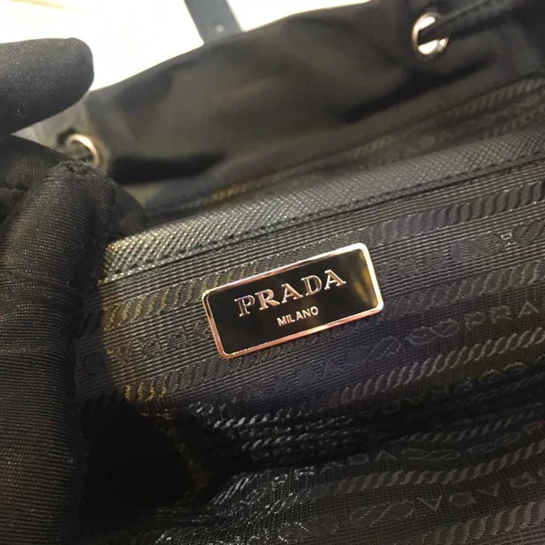 💰1120🎉New Backpack🎉1BZ811👍👍This nylon backpack is trimmed with exquisite Saffiano leather, a blend of multiple materials, and decorated with a triangle logo, highlighting fashionable elegance. It also comes with a detachable small handbag😘😘Lightweight and practical, the upper body effect is super stylish, and it can be matched at will😘😘Fully upgraded nylon fabric👍👍Length 30x Height 32x Bottom 15cm👏👏