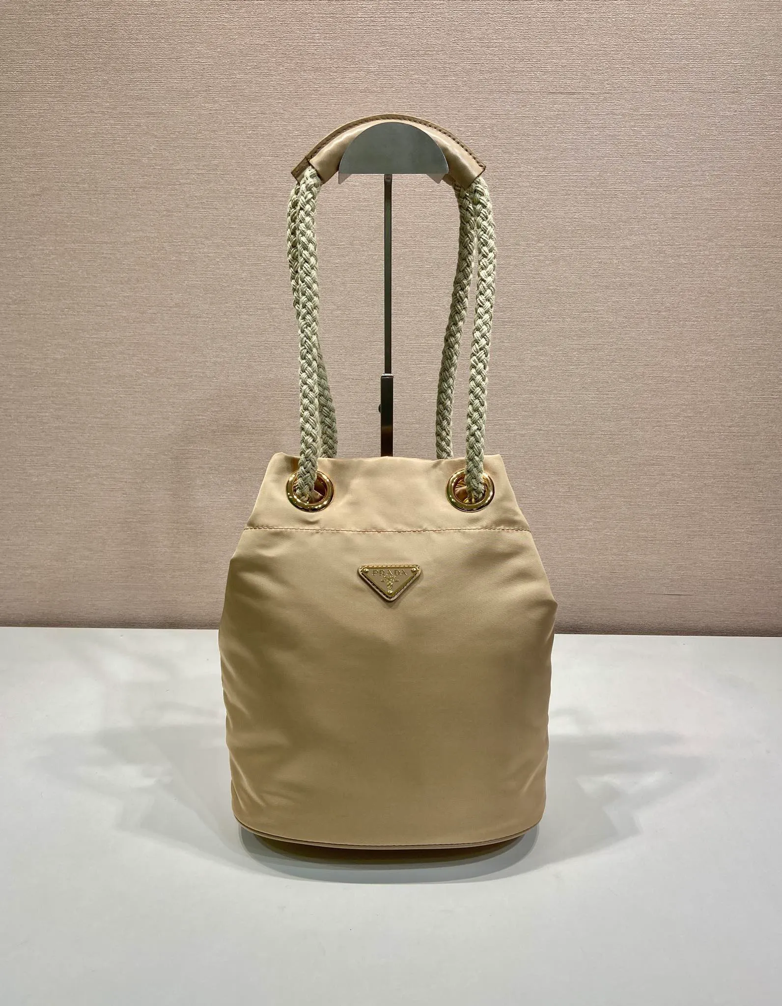 💰1120🎉New Bucket Bag🎉1BE082 Catwalk Style🎉🎉 This Re-Nylon handbag is designed with nylon fabric and calfskin. Unique combinations add a charming touch. The sliding rope handle highlights the versatility of this bag, making it easy to carry by hand or shoulder/crossbody, and features top-quality hardware. It has a large capacity and is very casual and fashionable. It is also a popular style that will never go out of style. Baby, hurry up and get it🎉🎉 Length 23.5x Height 28x Bottom 16.5cm🎉🎉