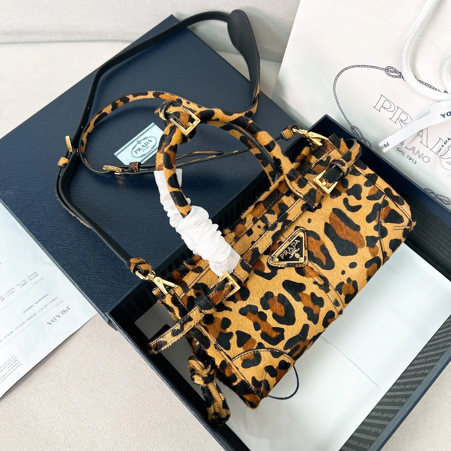 💰1500✨New model debut✨New leopard print LuxSoft handbag mini size 1BA486 long handle New popular LuxSoftBag Leopard print interprets avant-garde style Iconic triangle logo Equipped with a long shoulder strap Can be carried on one shoulder or crossbody The fashionable feel is straight forward The design is casual, simple, refined and practical A retro style bag suitable for daily travel The upper body is really cool and sassy, retro➕fashionable and instant. Size 23.5*12*9