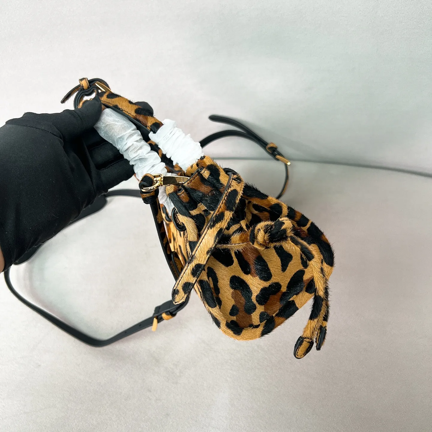 💰1500✨New model debut✨New leopard print LuxSoft handbag mini size 1BA486 long handle New popular LuxSoftBag Leopard print interprets avant-garde style Iconic triangle logo Equipped with a long shoulder strap Can be carried on one shoulder or crossbody The fashionable feel is straight forward The design is casual, simple, refined and practical A retro style bag suitable for daily travel The upper body is really cool and sassy, retro➕fashionable and instant. Size 23.5*12*9