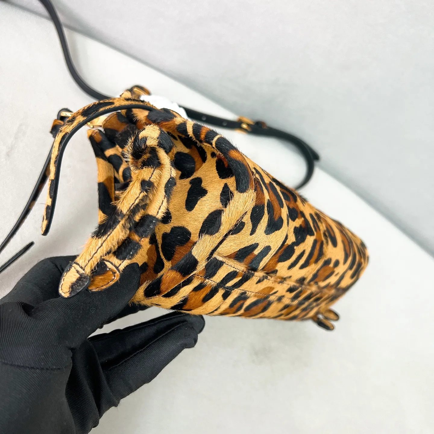 💰1500✨New model debut✨New leopard print LuxSoft handbag mini size 1BA486 long handle New popular LuxSoftBag Leopard print interprets avant-garde style Iconic triangle logo Equipped with a long shoulder strap Can be carried on one shoulder or crossbody The fashionable feel is straight forward The design is casual, simple, refined and practical A retro style bag suitable for daily travel The upper body is really cool and sassy, retro➕fashionable and instant. Size 23.5*12*9