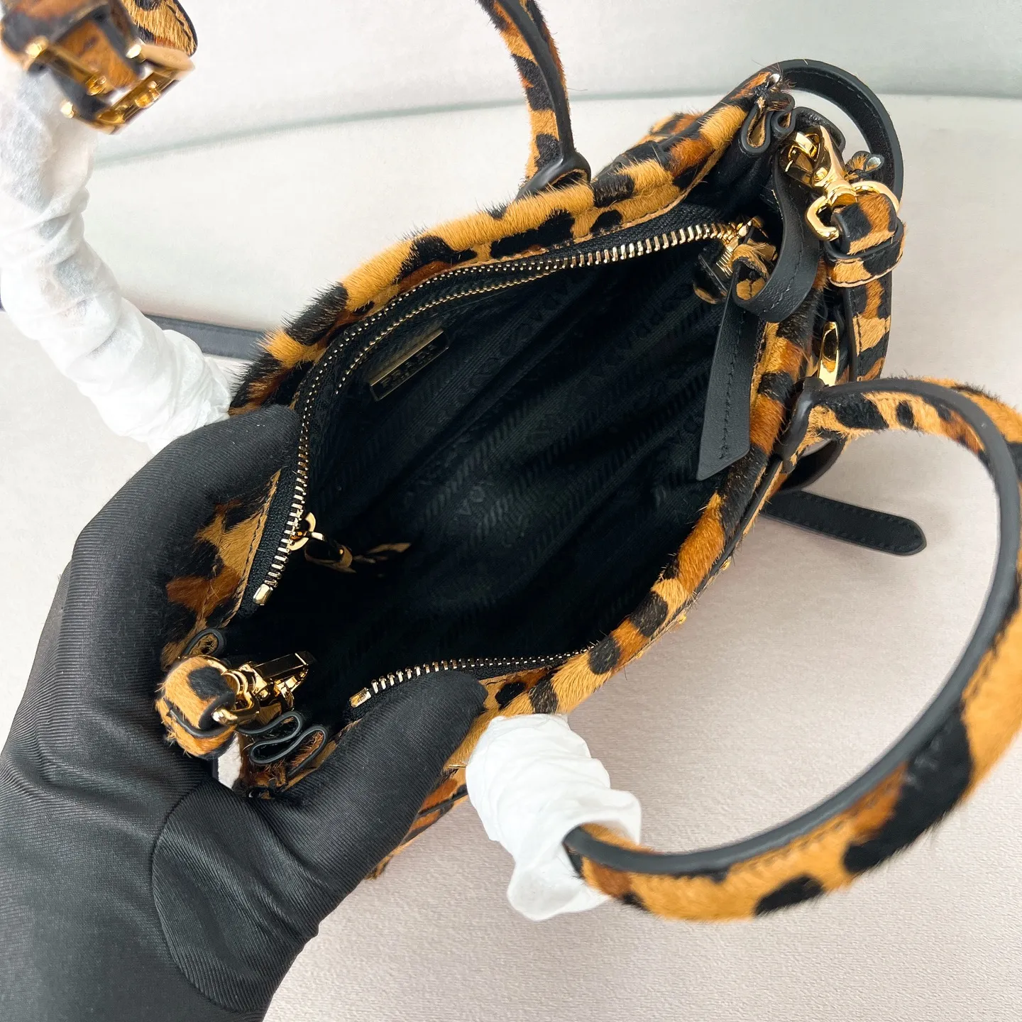 💰1500✨New model debut✨New leopard print LuxSoft handbag mini size 1BA486 long handle New popular LuxSoftBag Leopard print interprets avant-garde style Iconic triangle logo Equipped with a long shoulder strap Can be carried on one shoulder or crossbody The fashionable feel is straight forward The design is casual, simple, refined and practical A retro style bag suitable for daily travel The upper body is really cool and sassy, retro➕fashionable and instant. Size 23.5*12*9