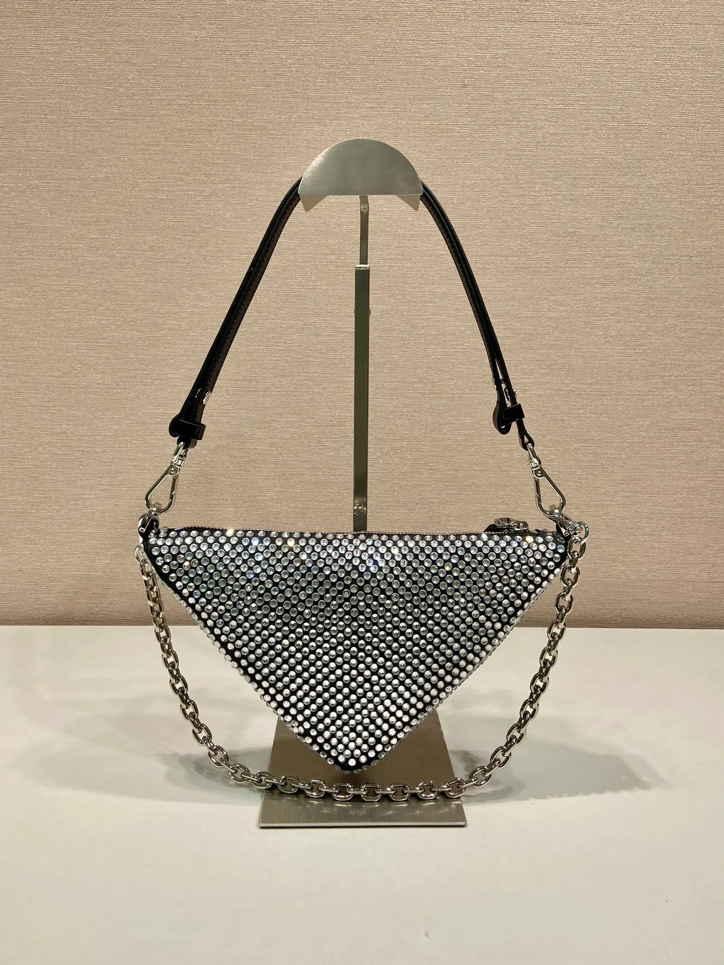 💰1260🎉Crystal triangle bag🎉1BC190 upgraded version🎉🎉 This one is decorated with full-body imitation crystals, detachable and adjustable leather handles, detachable chain handles, handbags/shoulder straps/crossbody, all can be used☺️It’s so perfect🎉🎉Blingbling effect is very eye-catching, cool and cool, and it is an Internet celebrity. Hurry up and get it, maybe babies 🎉🎉 Length 26x height 15x base 6cm🎉🎉🎉💰💰💰