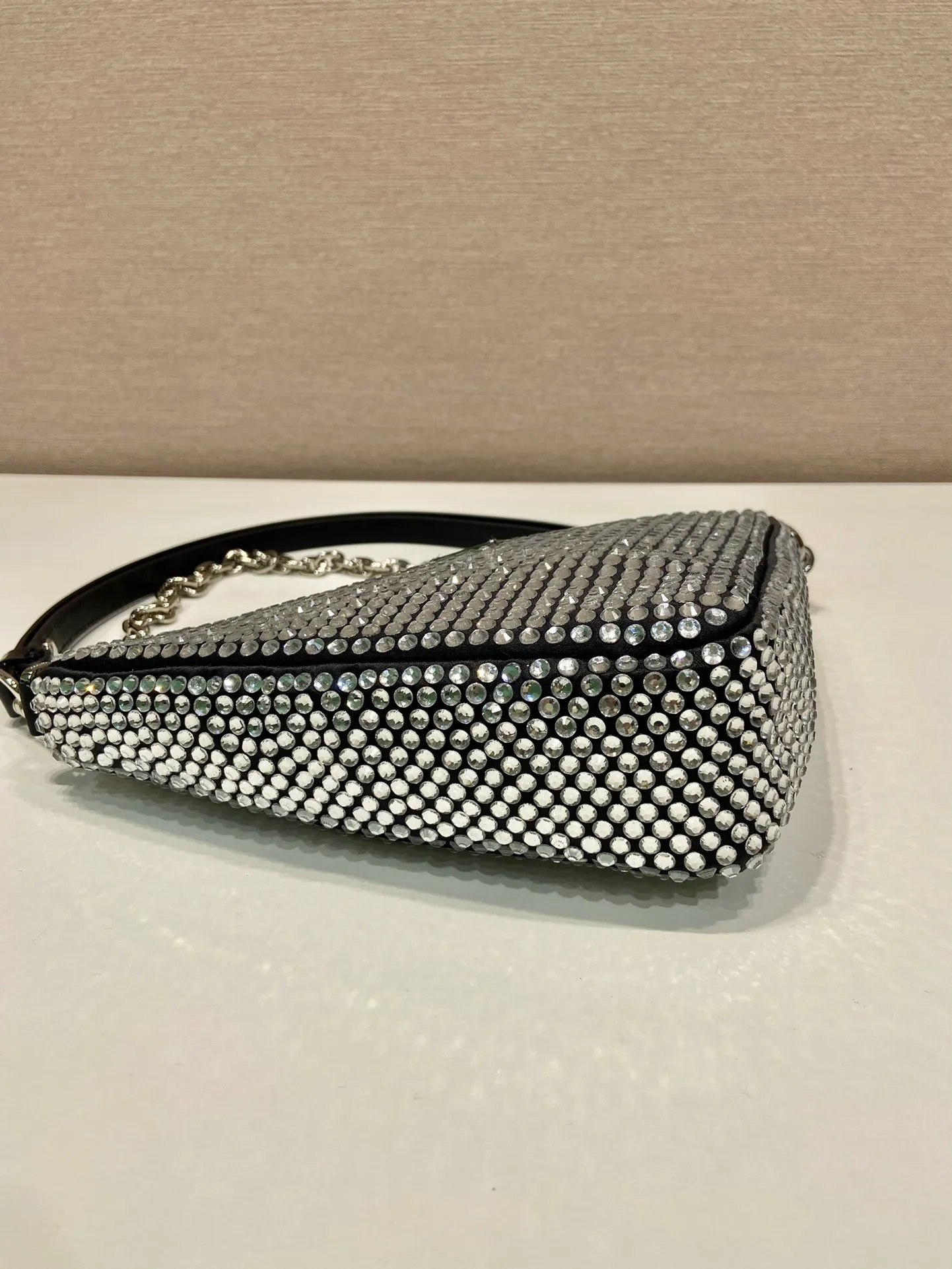 💰1260🎉Crystal triangle bag🎉1BC190 upgraded version🎉🎉 This one is decorated with full-body imitation crystals, detachable and adjustable leather handles, detachable chain handles, handbags/shoulder straps/crossbody, all can be used☺️It’s so perfect🎉🎉Blingbling effect is very eye-catching, cool and cool, and it is an Internet celebrity. Hurry up and get it, maybe babies 🎉🎉 Length 26x height 15x base 6cm🎉🎉🎉💰💰💰