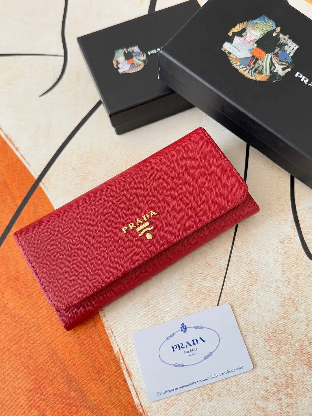 💰180💰Exclusive background hot model shipped: 💝 💝 Prada counter quality real shot [strong]! Model: LM1132 loose letter mark/gold hardware, original quality Leather: original cross pattern Colors are complete as shown in the picture ✌✌✌✌Length 19 Width 10 Height 2cm