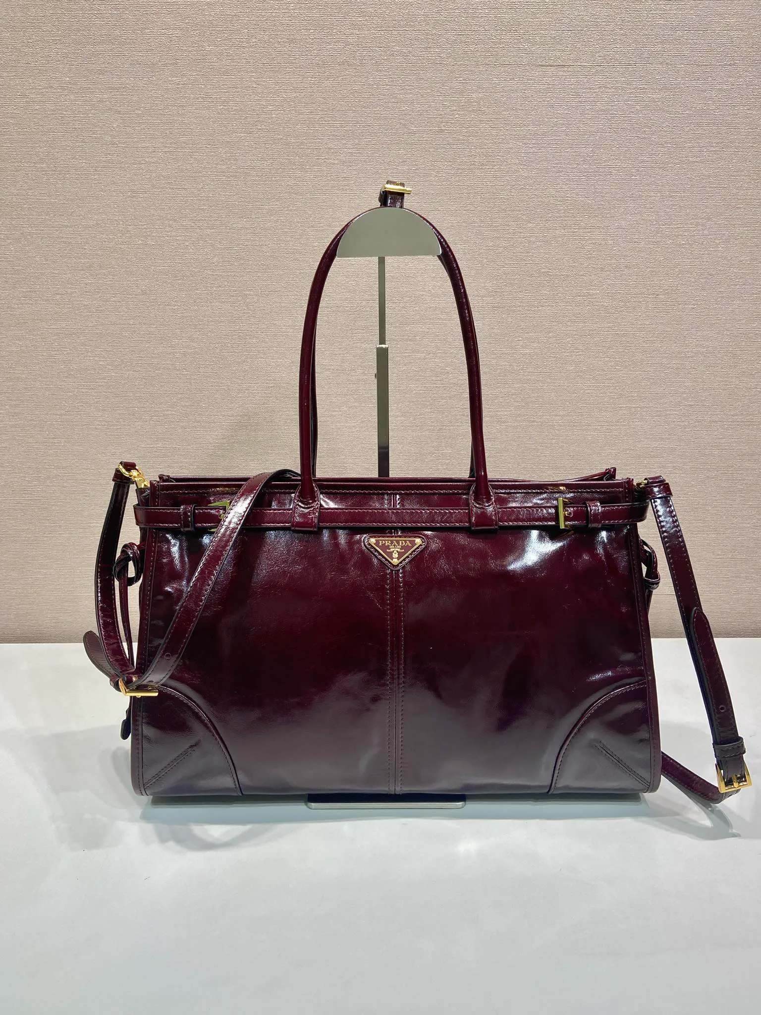 💰2040🎉LusSolf Oil Wax Skin🎉1BA433 Bordeaux Red🎉🎉 This hand-held crossbody bag is made of imported waxed leather. Its shiny color exudes a classic atmosphere. It is equipped with a detachable and adjustable long shoulder strap, which is convenient for matching on different occasions. It has a very large capacity and is easy to use. It is definitely a must-have for fashionistas. Hurry up and take this retro-style handbag home! Length 38x Height 30x Bottom 12cm🎉🎉🎉👏👏👏