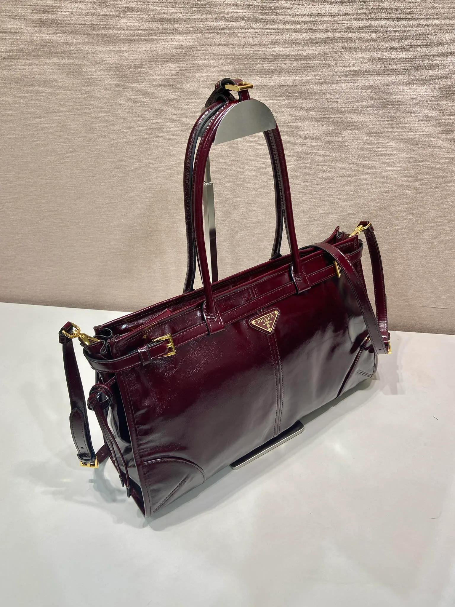 💰2040🎉LusSolf Oil Wax Skin🎉1BA433 Bordeaux Red🎉🎉 This hand-held crossbody bag is made of imported waxed leather. Its shiny color exudes a classic atmosphere. It is equipped with a detachable and adjustable long shoulder strap, which is convenient for matching on different occasions. It has a very large capacity and is easy to use. It is definitely a must-have for fashionistas. Hurry up and take this retro-style handbag home! Length 38x Height 30x Bottom 12cm🎉🎉🎉👏👏👏