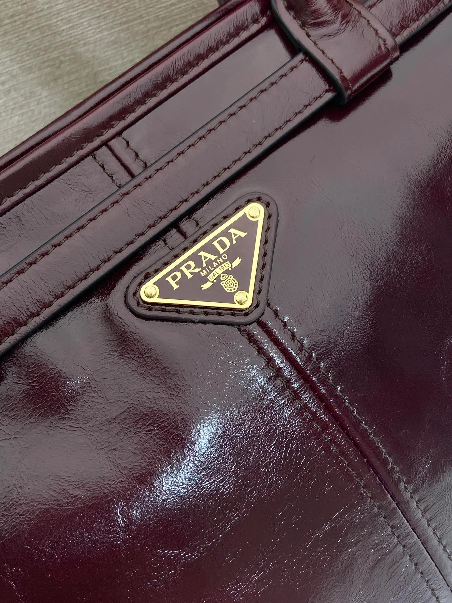 💰2040🎉LusSolf Oil Wax Skin🎉1BA433 Bordeaux Red🎉🎉 This hand-held crossbody bag is made of imported waxed leather. Its shiny color exudes a classic atmosphere. It is equipped with a detachable and adjustable long shoulder strap, which is convenient for matching on different occasions. It has a very large capacity and is easy to use. It is definitely a must-have for fashionistas. Hurry up and take this retro-style handbag home! Length 38x Height 30x Bottom 12cm🎉🎉🎉👏👏👏