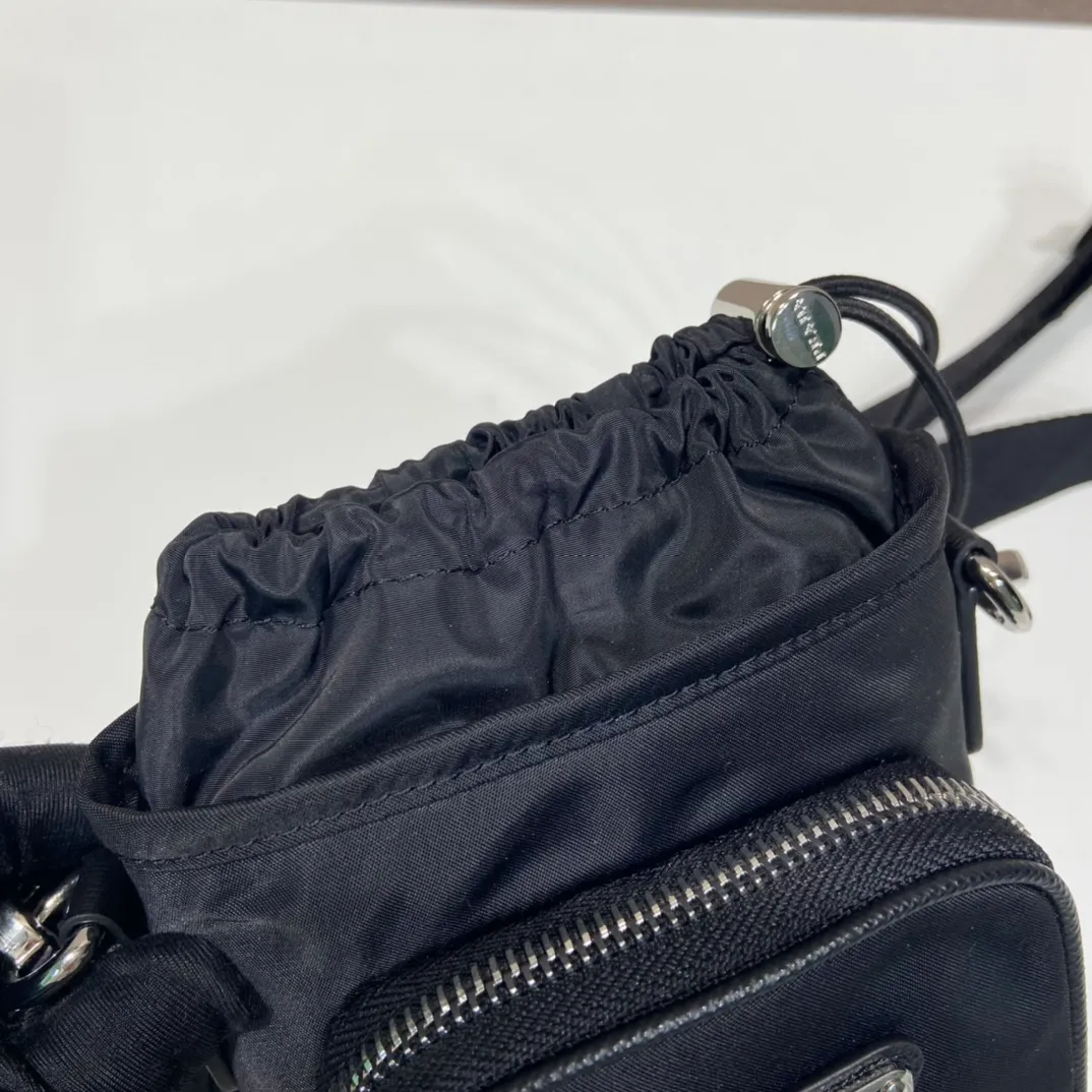 💰720🎉New mobile phone bag🎉2ZH155🎉👏 This mobile phone bag is made of innovative Re-Nylon regenerated nylon, showing a modern urban style. Adjustable nylon webbing shoulder straps and drawstring closure add a unique touch. The front logo and front pocket design make the upper body very cool and stylish. If you like babies, hurry up and get it🎉🎉 Length 13x Height 18cm🎉🎉👏👏