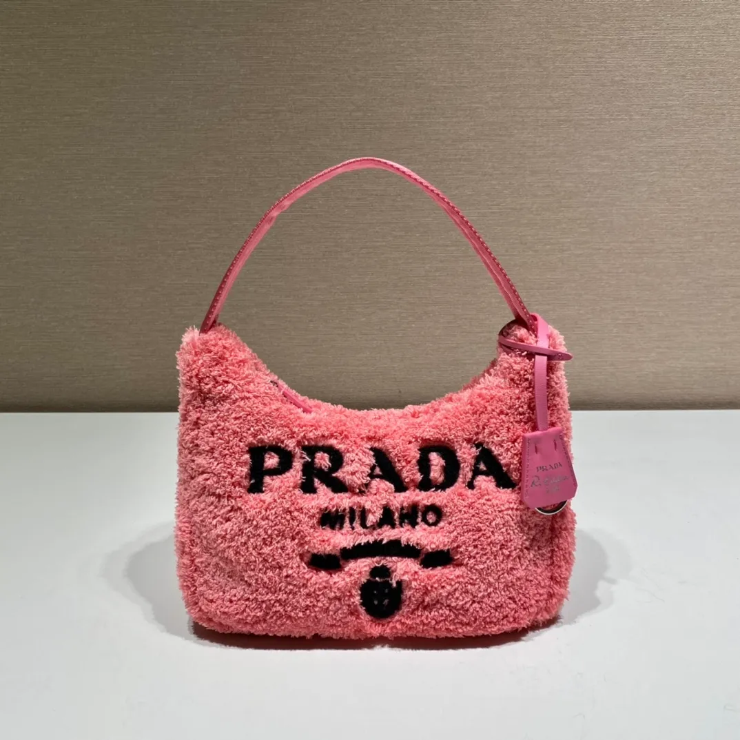 💰960🎉Plush Hobo🎉1NE515 This Re-Edition 2000 soft terry fabric mini handbag exudes summer style. Smart color contrasts meet interesting design styles, reinterpreting the traditional style of the P family and giving it a completely new look. An embroidered lettering logo adorns the front, showcasing the brand's signature elements. The upper body effect is very cool😎, hurry up and get it🎉🎉 Length 22x Height 17x Bottom 6cm