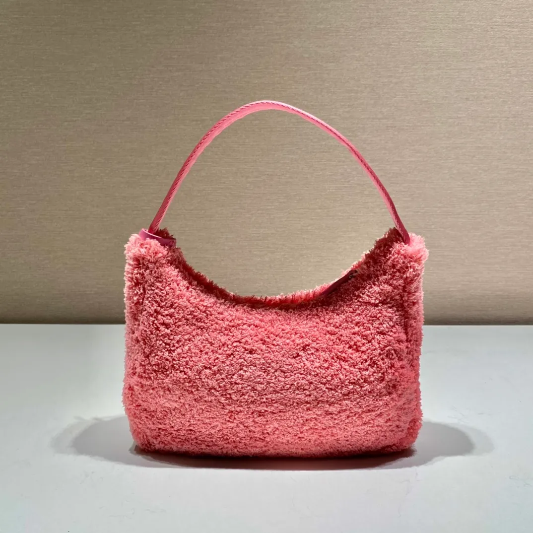 💰960🎉Plush Hobo🎉1NE515 This Re-Edition 2000 soft terry fabric mini handbag exudes summer style. Smart color contrasts meet interesting design styles, reinterpreting the traditional style of the P family and giving it a completely new look. An embroidered lettering logo adorns the front, showcasing the brand's signature elements. The upper body effect is very cool😎, hurry up and get it🎉🎉 Length 22x Height 17x Bottom 6cm