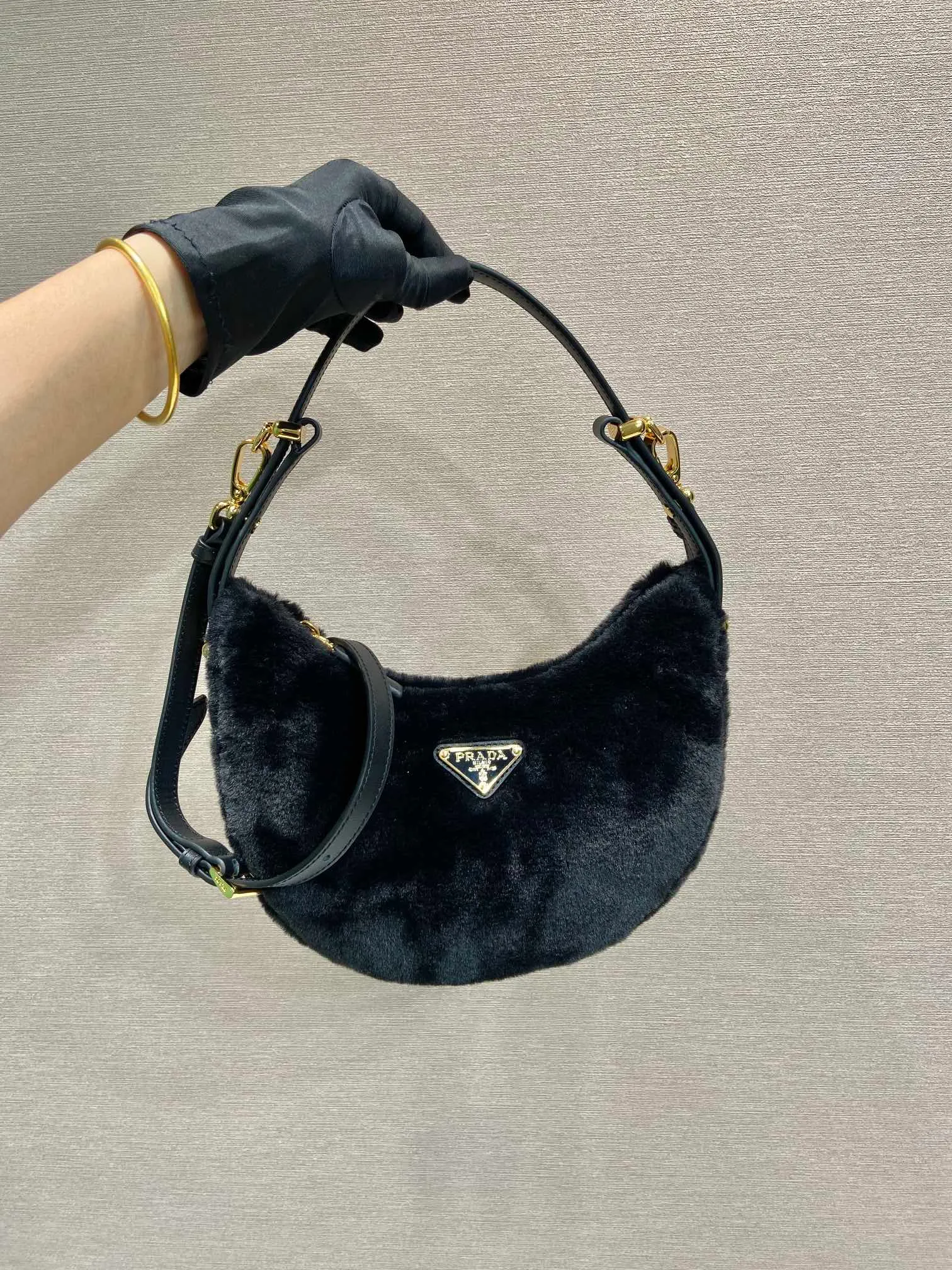 💰1260🎉Moon handbag🎉1BC194 double shoulder strap/wool🎉🎉 This simple Moon handbag is made of soft wool and cowhide, showing a modern and versatile charm. The curved body design is equipped with 2 long/short adjustable shoulder straps, making it easy to change the shape at will. It is equipped with imported lambskin inside, and the metal accessories add a bright style. The upper body effect is very cool/fashionable. It is a must-have item in winter🎉Babies, hurry up and get it🎉 Length 22.5x Height 18.5x Bottom 6.5cm