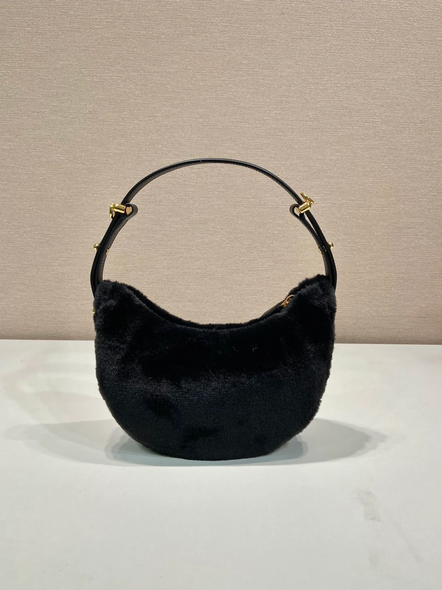 💰1260🎉Moon handbag🎉1BC194 double shoulder strap/wool🎉🎉 This simple Moon handbag is made of soft wool and cowhide, showing a modern and versatile charm. The curved body design is equipped with 2 long/short adjustable shoulder straps, making it easy to change the shape at will. It is equipped with imported lambskin inside, and the metal accessories add a bright style. The upper body effect is very cool/fashionable. It is a must-have item in winter🎉Babies, hurry up and get it🎉 Length 22.5x Height 18.5x Bottom 6.5cm
