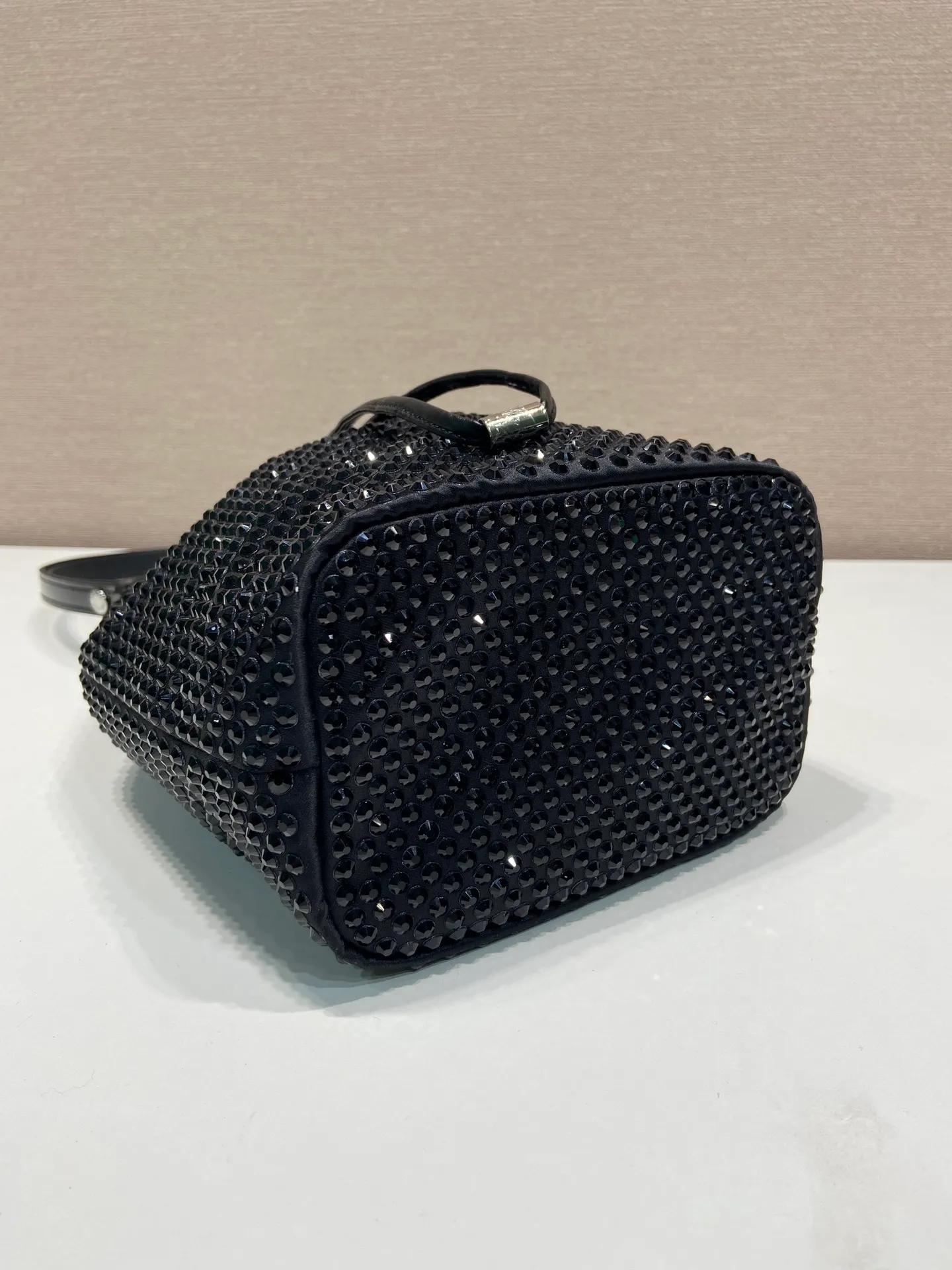 💰1260🎉Crystal bucket bag🎉1BE067 new color🎉🎉 This crystal bucket is made of a combination of imported imitation crystal and satin materials, with an enamel-coated metal triangle logo decorative opening and closing design. The short shoulder strap is adjustable in length, and the long shoulder strap is detachable and adjustable. So cute😍, the effect of bling bling is very eye-catching, easy to create a large space🎉🎉Cute and cool, don’t you feel excited😙😙, beauties. Get it now. So beautiful, so in love😋😋 Length 16x height 21 bottom 10cm🎉🎉🎉👏👏👏