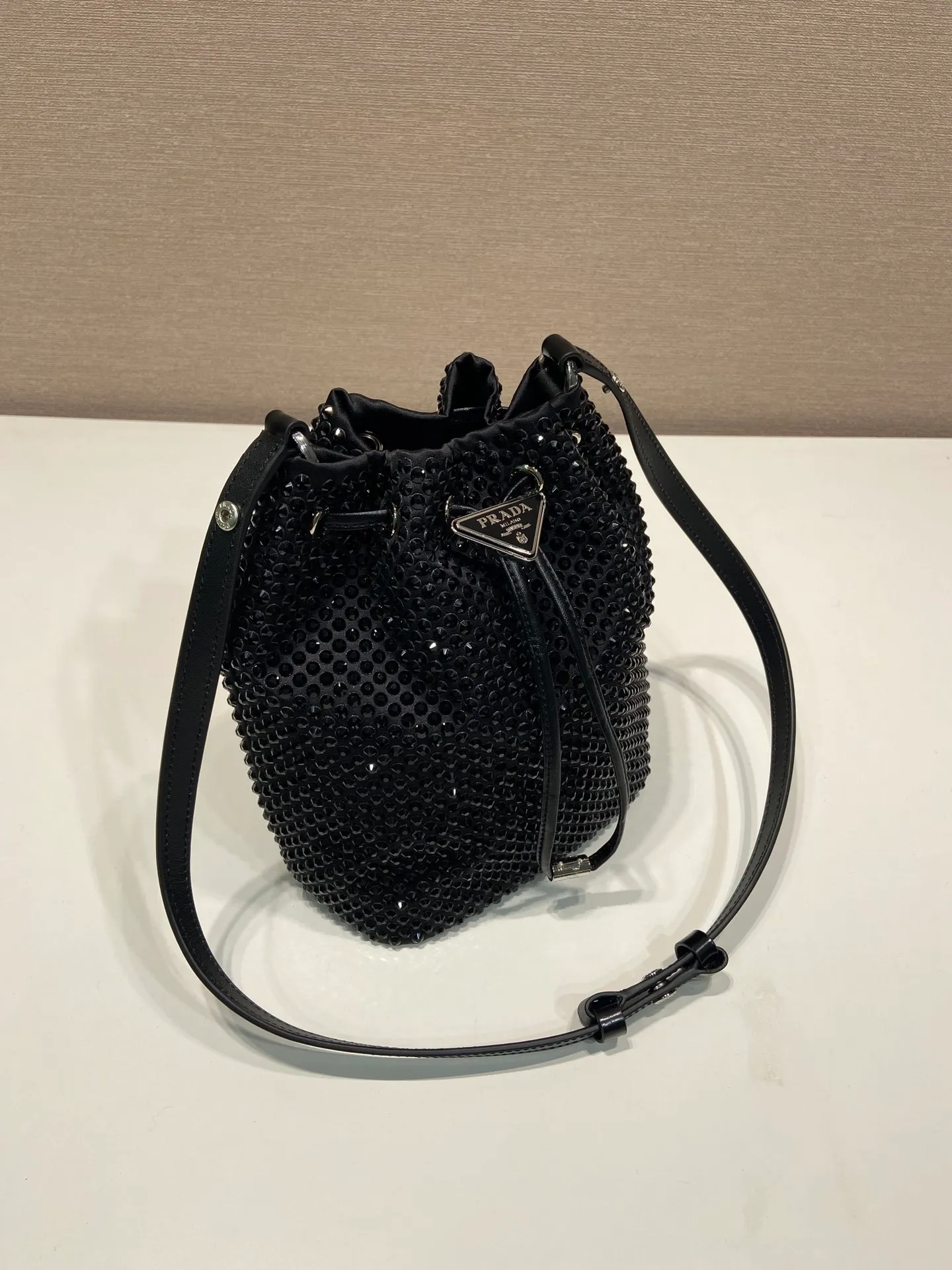 💰1260🎉Crystal bucket bag🎉1BE067 new color🎉🎉 This crystal bucket is made of a combination of imported imitation crystal and satin materials, with an enamel-coated metal triangle logo decorative opening and closing design. The short shoulder strap is adjustable in length, and the long shoulder strap is detachable and adjustable. So cute😍, the effect of bling bling is very eye-catching, easy to create a large space🎉🎉Cute and cool, don’t you feel excited😙😙, beauties. Get it now. So beautiful, so in love😋😋 Length 16x height 21 bottom 10cm🎉🎉🎉👏👏👏