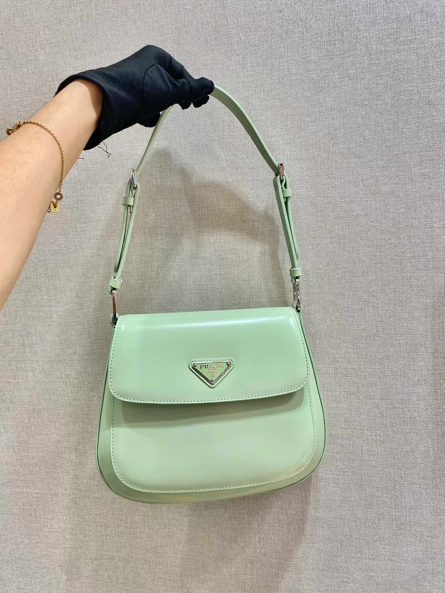 💰1320🎉Large Flap/Double Shoulder Straps🎉New Second-hand Underarm Bag/Large Flap😘😘 This year’s popular flip-top second-hand armpit bag has always been very popular. This double shoulder strap design is so practical👏It can be carried on the shoulder/crossbody, I love it😘, the whole leather is delicate and smooth, the special-shaped bag design is cool and fashionable, the capacity is sufficient, and it is light and can be packed It’s perfect without being outdated. It has a retro-feel concave shape. Another popular model for internet celebrities🙊🙊 Style number: 1BD303, length 24x height 19x bottom 6cm