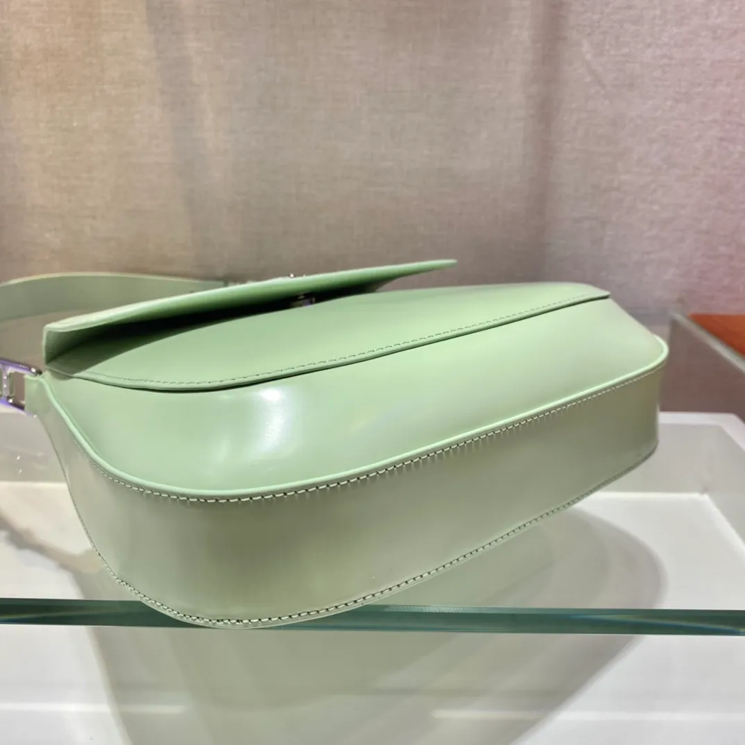 💰1320🎉Large Flap/Double Shoulder Straps🎉New Second-hand Underarm Bag/Large Flap😘😘 This year’s popular flip-top second-hand armpit bag has always been very popular. This double shoulder strap design is so practical👏It can be carried on the shoulder/crossbody, I love it😘, the whole leather is delicate and smooth, the special-shaped bag design is cool and fashionable, the capacity is sufficient, and it is light and can be packed It’s perfect without being outdated. It has a retro-feel concave shape. Another popular model for internet celebrities🙊🙊 Style number: 1BD303, length 24x height 19x bottom 6cm