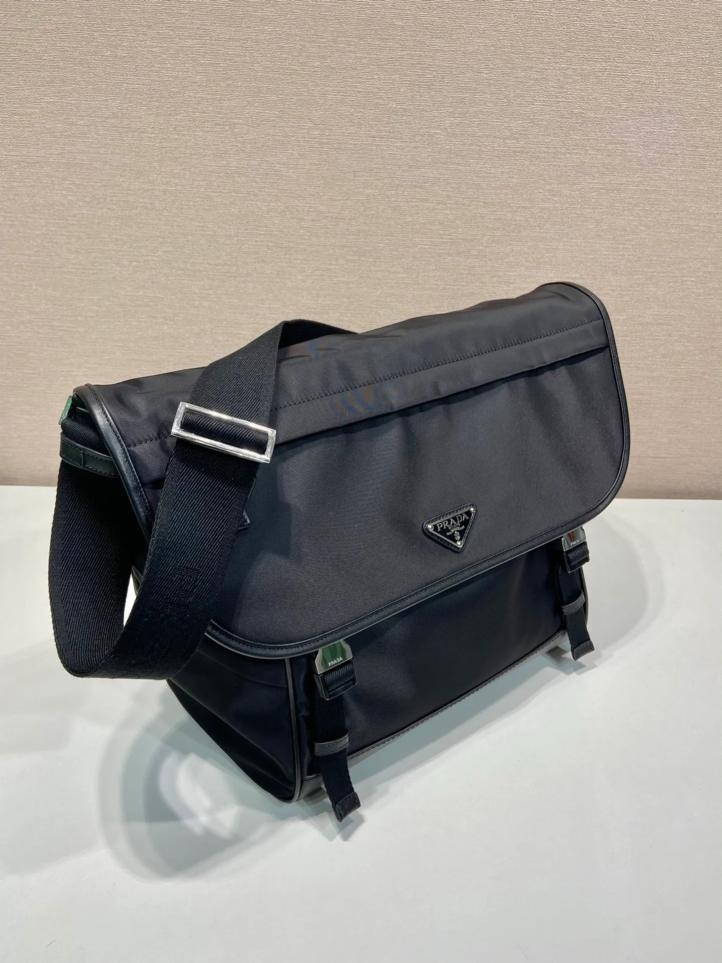 💰1460🎉New messenger bag🎉🎉2VD052A large upgraded version🎉🎉 This messenger bag is designed with Re-Nylon recycled nylon fabric, with contrasting calfskin, flap and snap closure, three external zipper pockets, internal zipper pocket and patch pocket. It has a large capacity and is a hit that will never go out of style. Handsome guys, hurry up and get in🎉🎉 Length 30x Height 27.5x Bottom 14.5cm🎉🎉🎉🍊🍊🍊