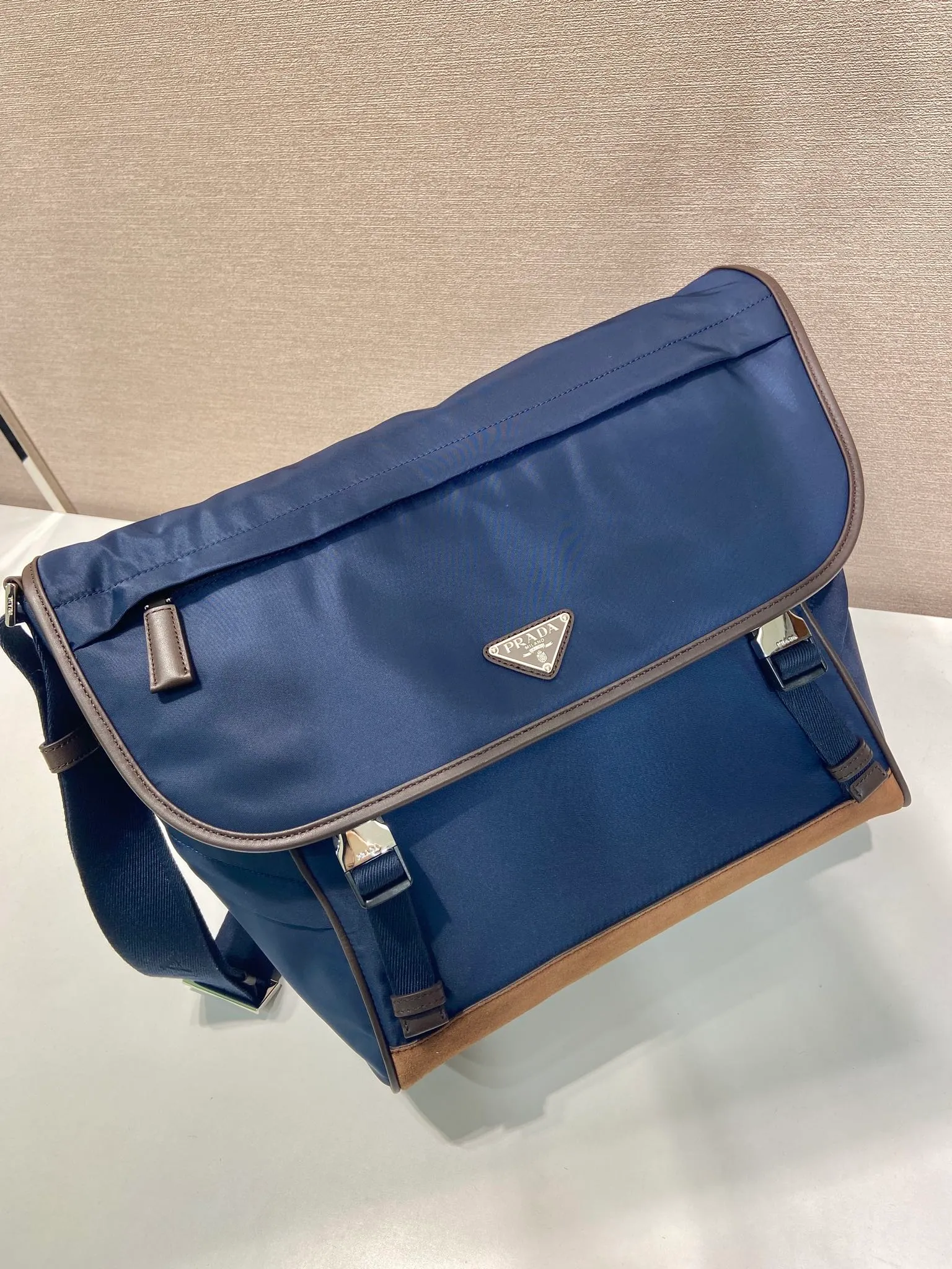 💰1360🎉New messenger bag🎉2VD052 large size🎉🎉 This messenger bag adopts a sports style design, decorated with suede details/calfskin/imported nylon fabric, large capacity, and equipped with an adjustable shoulder strap. Showcase a flexible and versatile modern style. The colors are mixed and matched, very fashionable and beautiful😘😘Handsome guys, hurry up and get it🎉🎉 Length 34x Height 29.5x Bottom 14.5cm🎉🎉🎉💰💰💰