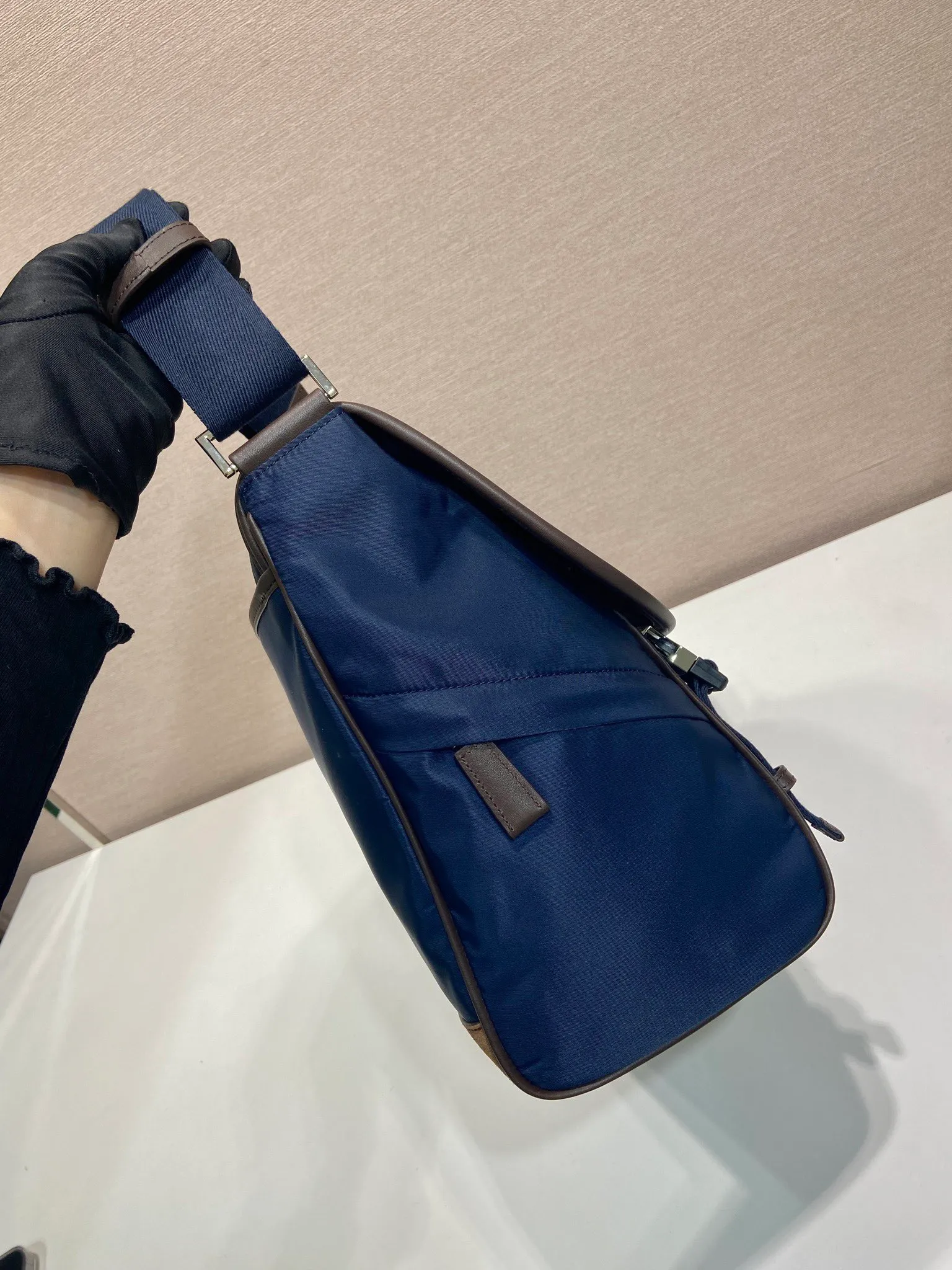 💰1360🎉New messenger bag🎉2VD052 large size🎉🎉 This messenger bag adopts a sports style design, decorated with suede details/calfskin/imported nylon fabric, large capacity, and equipped with an adjustable shoulder strap. Showcase a flexible and versatile modern style. The colors are mixed and matched, very fashionable and beautiful😘😘Handsome guys, hurry up and get it🎉🎉 Length 34x Height 29.5x Bottom 14.5cm🎉🎉🎉💰💰💰