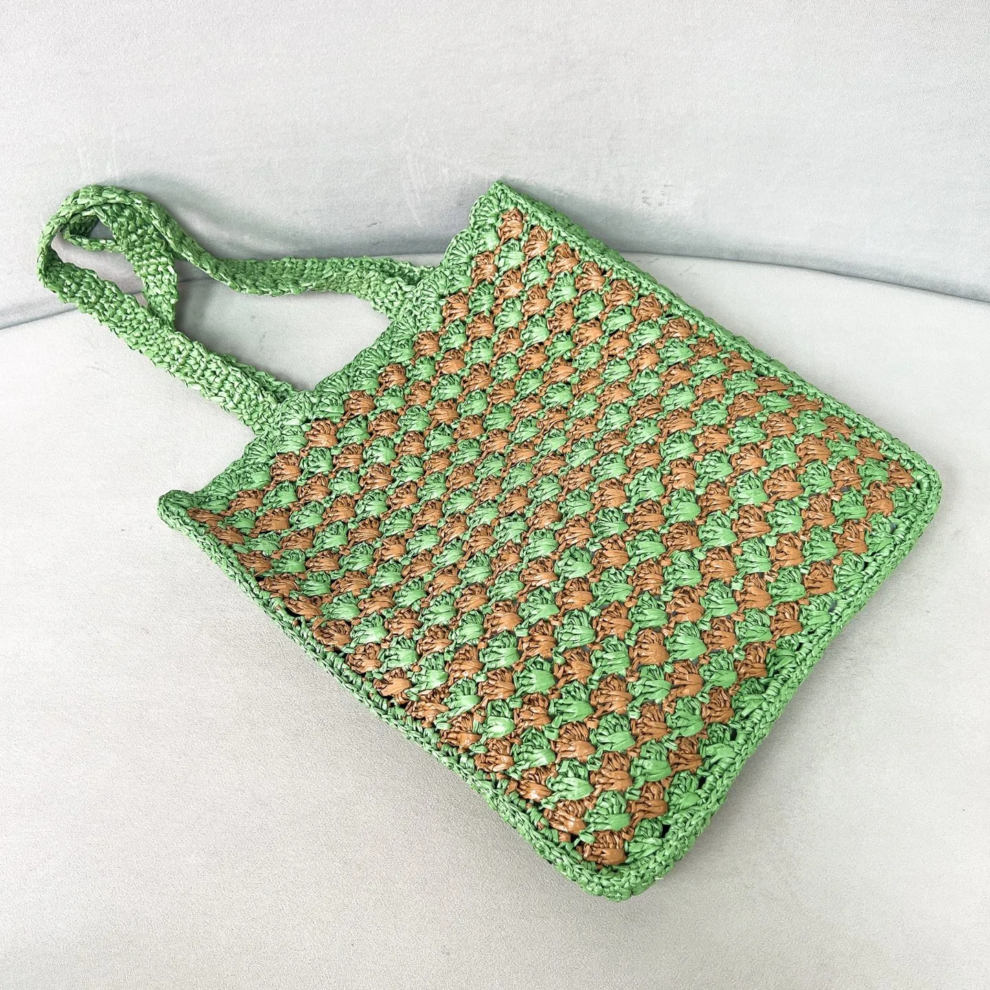 💰1160✨New product debut✨New product raffia beach bag 1BG393 Great choice for travel and vacation🏖️Handmade with raffia Light and natural material expresses summer mood Embroidered lettering triangle logo on the front with long exquisite shoulder handles Super large capacity and very light weight Wear-resistant, waterproof, durable and good-looking Can be carried by hand or on the shoulder The new favorite of fashion trendsetters Perfect details comparable to brick cabinets Super 5🌟review Size: 38*36*3cm grass green/camel