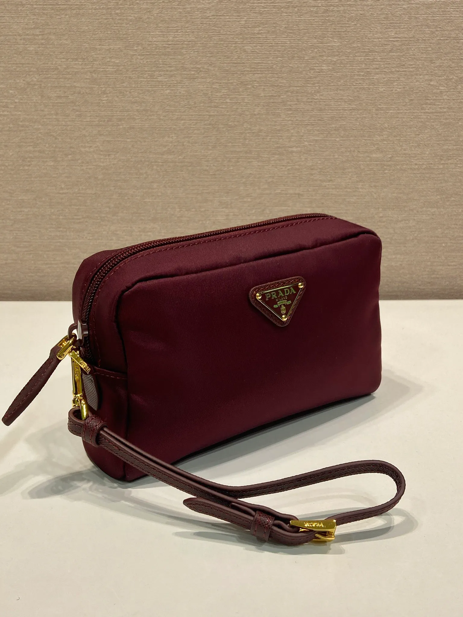 💰520🎉New clutch bag🎉1NS021 large size🎉🎉 This clutch bag is made of imported innovative Re-Nylon recycled nylon fabric. The iconic triangular logo in enameled metal accents the clean lines. The bag opens to reveal a zippered inner pocket. Detachable leather wristband, large capacity, no problem with daily essentials for going out😘😘The large handbag you have been dreaming about has arrived, babies, hurry up and get it🎉🎉 Length 17x Height 11x Bottom 5.5cm🎉🎉🎉😘😘😘