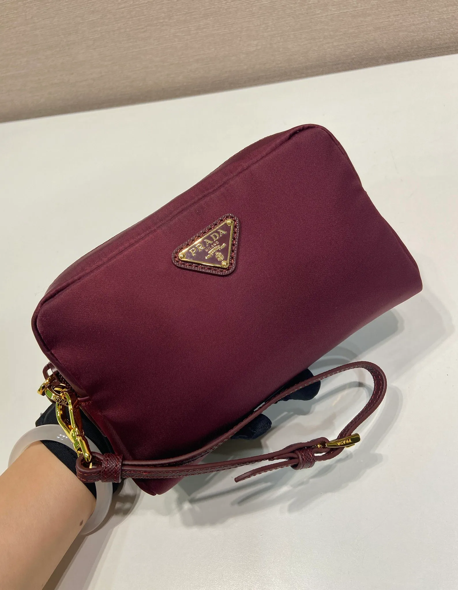 💰520🎉New clutch bag🎉1NS021 large size🎉🎉 This clutch bag is made of imported innovative Re-Nylon recycled nylon fabric. The iconic triangular logo in enameled metal accents the clean lines. The bag opens to reveal a zippered inner pocket. Detachable leather wristband, large capacity, no problem with daily essentials for going out😘😘The large handbag you have been dreaming about has arrived, babies, hurry up and get it🎉🎉 Length 17x Height 11x Bottom 5.5cm🎉🎉🎉😘😘😘