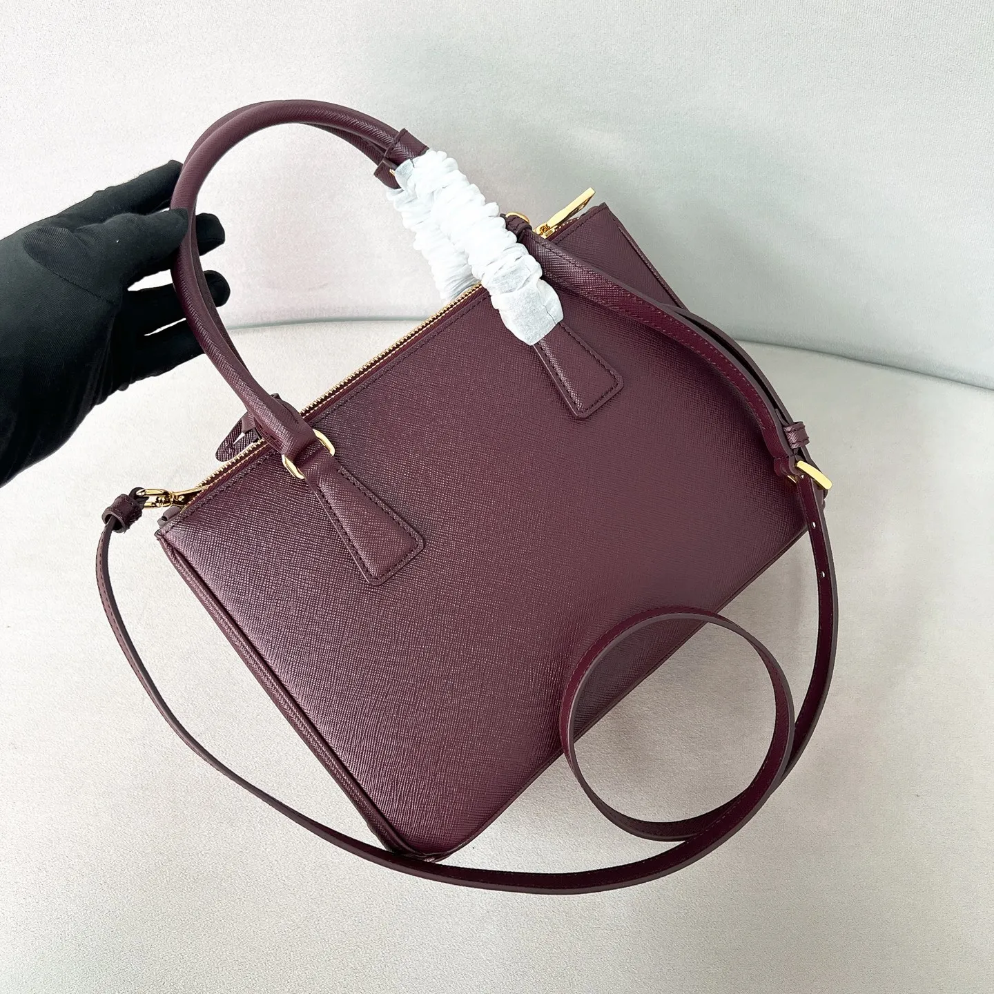 💰1840✨New product launch✨P's classic Galleria Saffiano leather handbag - "Killer Bag" is now available in medium size 1BA863 People who know fashion love killer bags. The bag should look like a killer bag. It is carefully crafted with Saffiano cross pattern imported from Italy. Minimalist and capable bag shape with triangular metal lettering logo. Double zipper design. The main bag in the middle has a large capacity. Double handles and detachable shoulder straps make it portable or shoulder-wearable. Side snap closure adds elegance and elegance to the changing body of the bag. Size 28*12*19.5 Burgundy