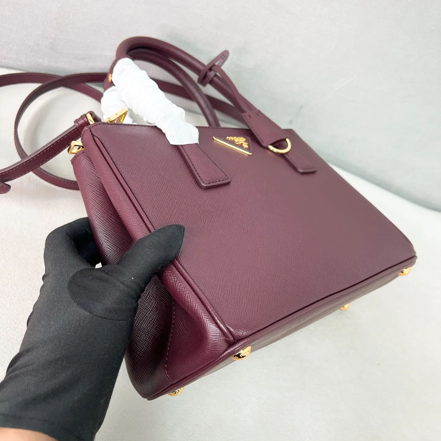💰1840✨New product launch✨P's classic Galleria Saffiano leather handbag - "Killer Bag" is now available in medium size 1BA863 People who know fashion love killer bags. The bag should look like a killer bag. It is carefully crafted with Saffiano cross pattern imported from Italy. Minimalist and capable bag shape with triangular metal lettering logo. Double zipper design. The main bag in the middle has a large capacity. Double handles and detachable shoulder straps make it portable or shoulder-wearable. Side snap closure adds elegance and elegance to the changing body of the bag. Size 28*12*19.5 Burgundy