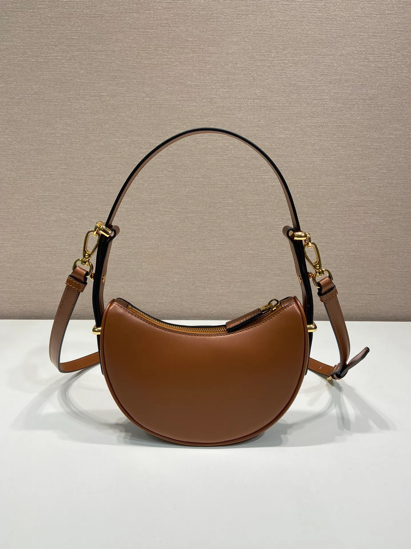 💰1520🎉Moon handbag🎉1BC199/small size, double shoulder strap🎉🎉 This simple Moon handbag uses cowhide to bring out the modern and versatile charm. The curved body design is equipped with 2 long/short adjustable shoulder straps, making it easy to change the shape at will. It is equipped with imported lambskin inside, and the metal accessories add a bright style. The upper body effect is very cool/fashionable. It is another popular style that will never go out of style🎉Babies, hurry up and get it🎉 Length 18x height 16x bottom 5cm