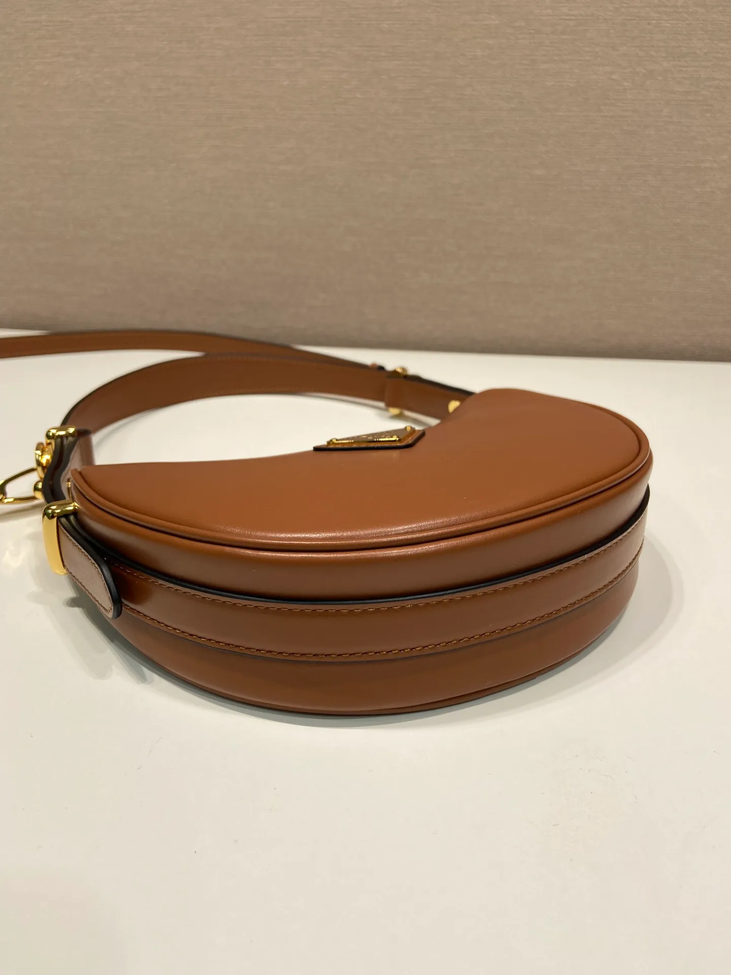 💰1520🎉Moon handbag🎉1BC199/small size, double shoulder strap🎉🎉 This simple Moon handbag uses cowhide to bring out the modern and versatile charm. The curved body design is equipped with 2 long/short adjustable shoulder straps, making it easy to change the shape at will. It is equipped with imported lambskin inside, and the metal accessories add a bright style. The upper body effect is very cool/fashionable. It is another popular style that will never go out of style🎉Babies, hurry up and get it🎉 Length 18x height 16x bottom 5cm